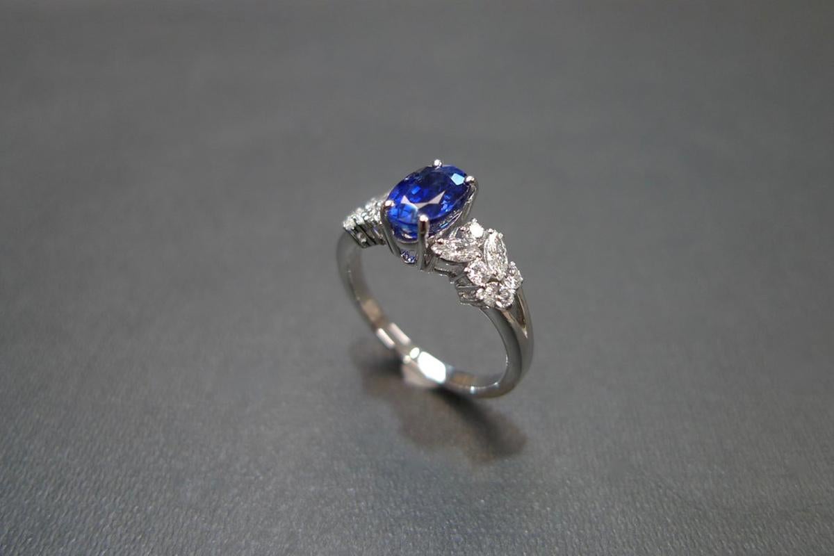 En vente :  Bague de fiançailles en saphir bleu royal naturel de forme ovale et diamant marquise 8
