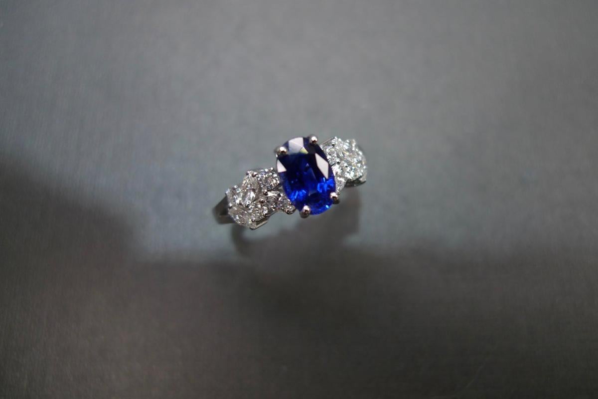 En vente :  Bague de fiançailles en saphir bleu royal naturel de forme ovale et diamant marquise 9