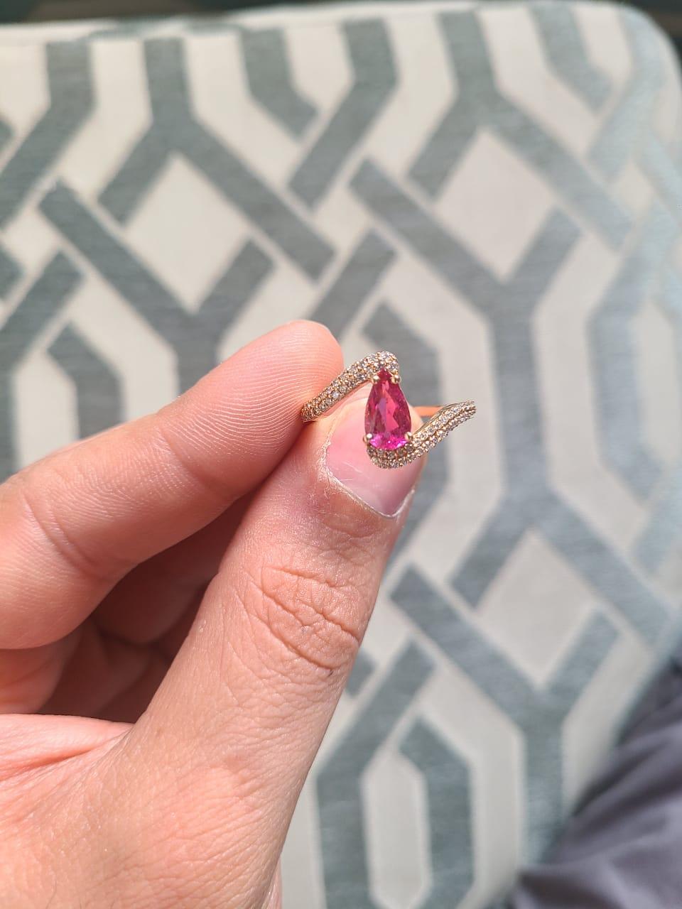 Eine sehr schöne und zierliche, Rubellite Engagement / Bridal Ring in 18K Rose Gold & Diamanten gesetzt. Das Gewicht des Rubellits beträgt 0.97 Karat. Das Gewicht der Diamanten beträgt 0,32 Karat. Das Nettogewicht des Goldes beträgt 3.88 Gramm. Die