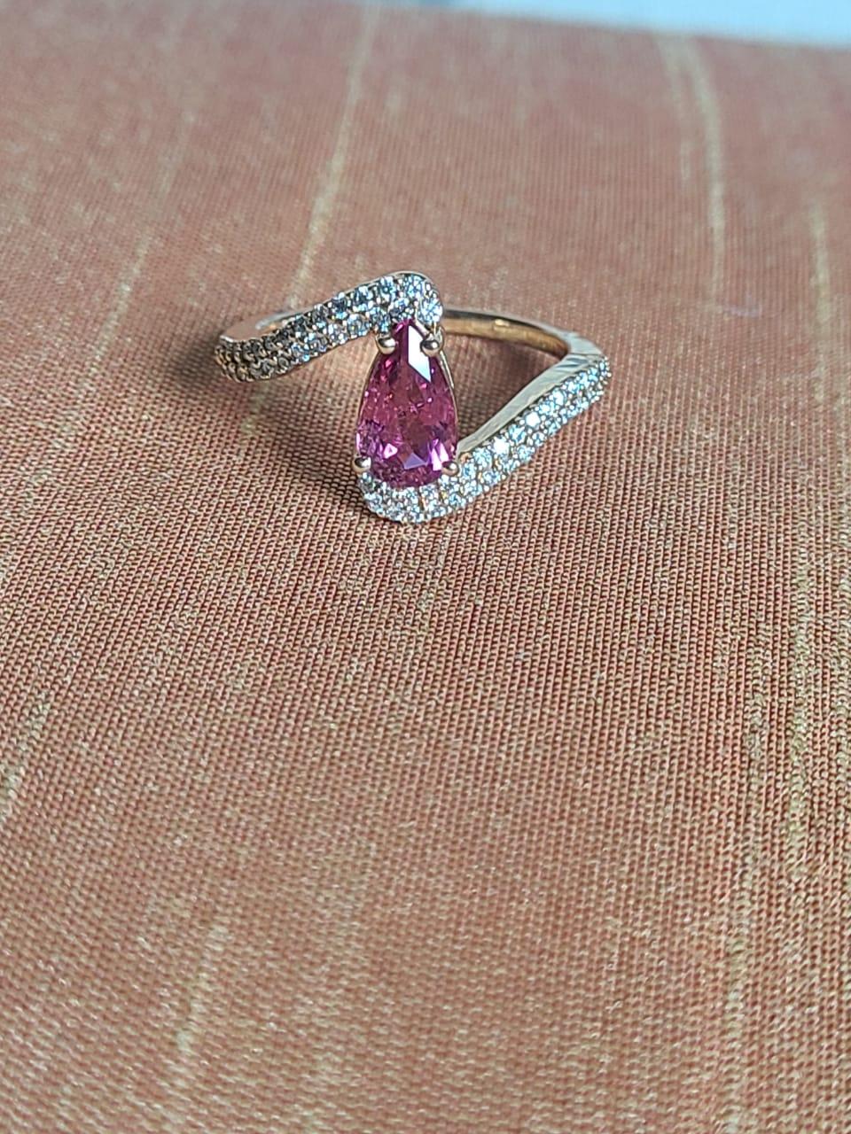 Natural Rubellite & Diamonds Engagement/ Bridal Ring Set in 18K Rose Gold In New Condition For Sale In Hong Kong, HK
