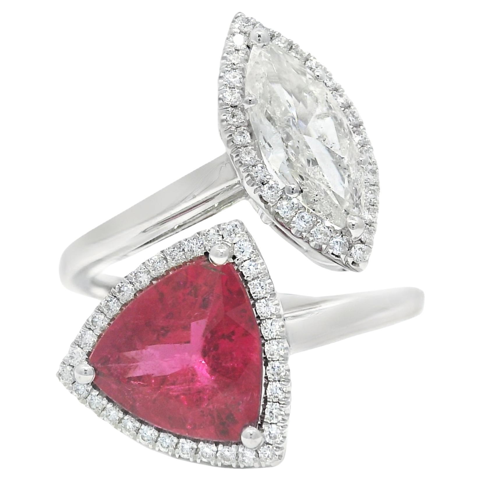 Natürlicher Rubellit 
Diamant mit Marquise-Schliff 18-Karat Bypass Ring Vorrätig im Angebot