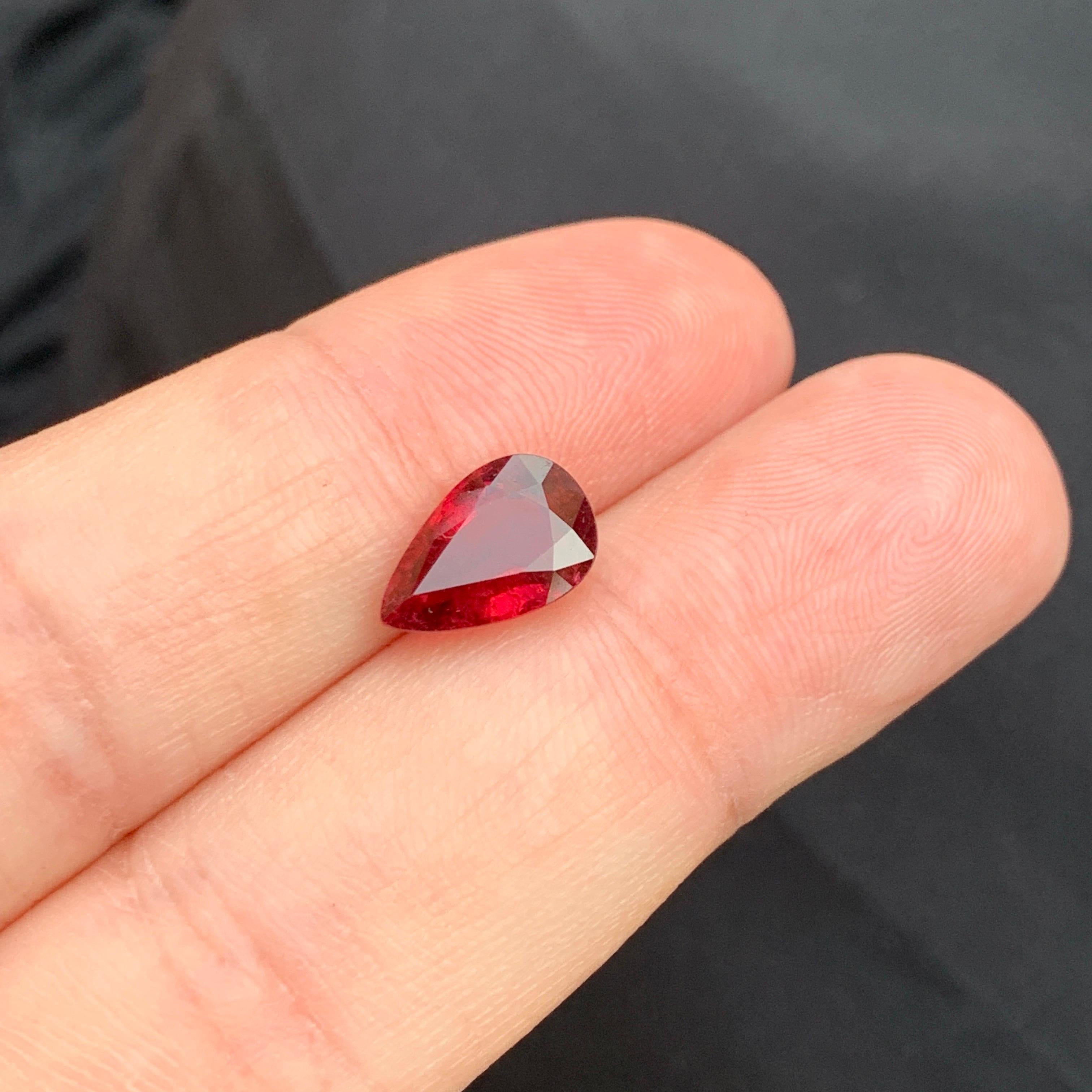 Turmalina rubelita natural talla pera  Gema fina suelta lágrima rojo vivo en venta