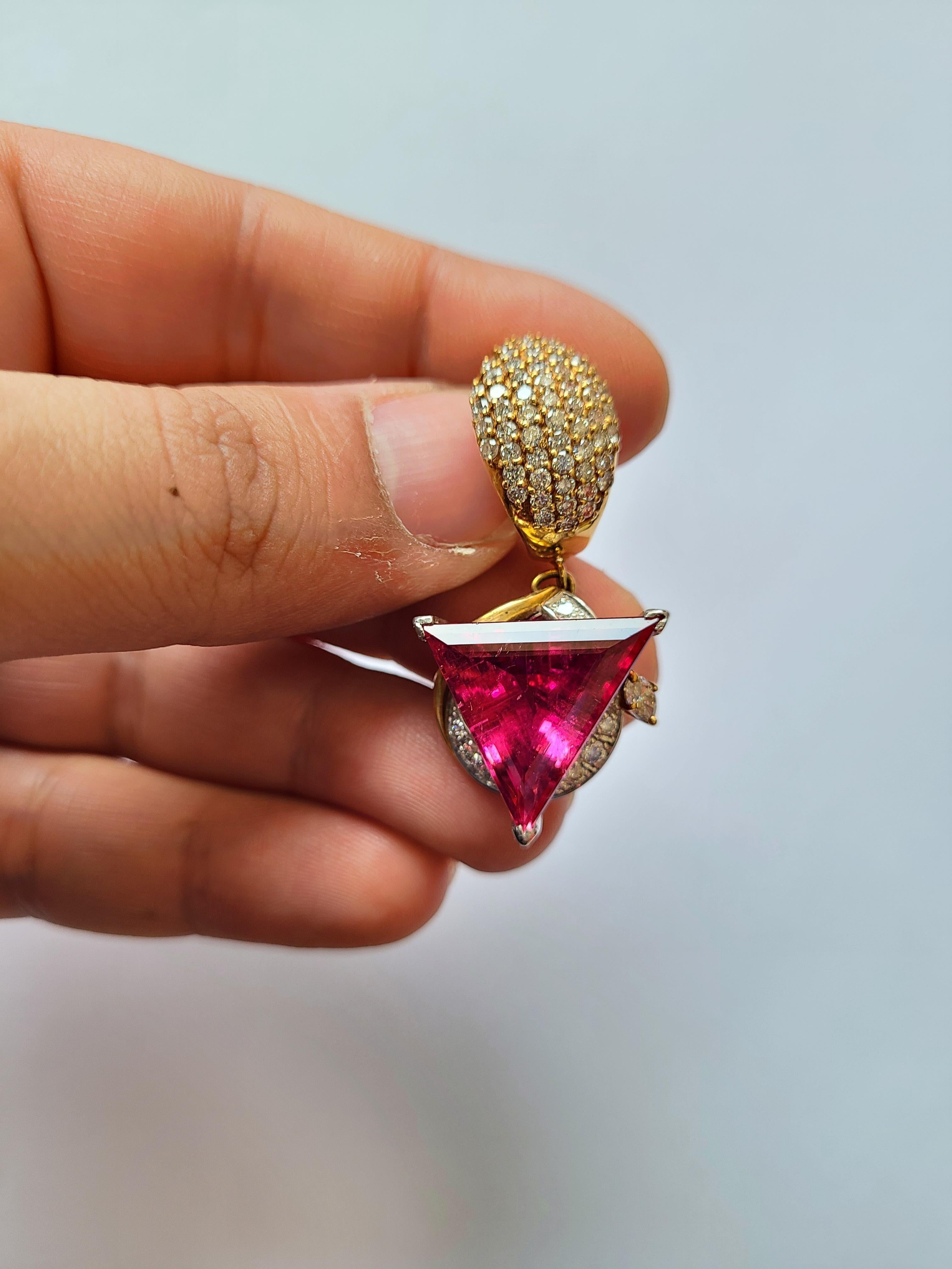 Natürlicher Rubellit-Anhänger im Trillionenschliff aus 18 Karat und Platin mit Diamanten (Art déco)