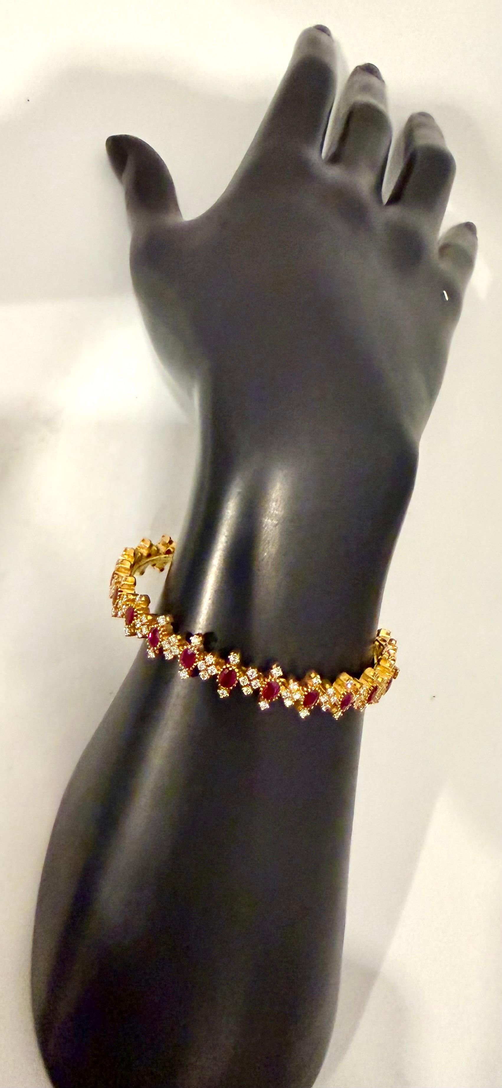 Bracelet en or jaune 22 carats avec rubis naturel et 5 ct de diamants 29.4 grammes
Il est doté d'un bracelet  Bracelet fabriqué à partir d'une pierre de 22 carats  Or jaune et incrustation de  188 diamants ronds pesant 5,10 ct et 25 rubis ovales