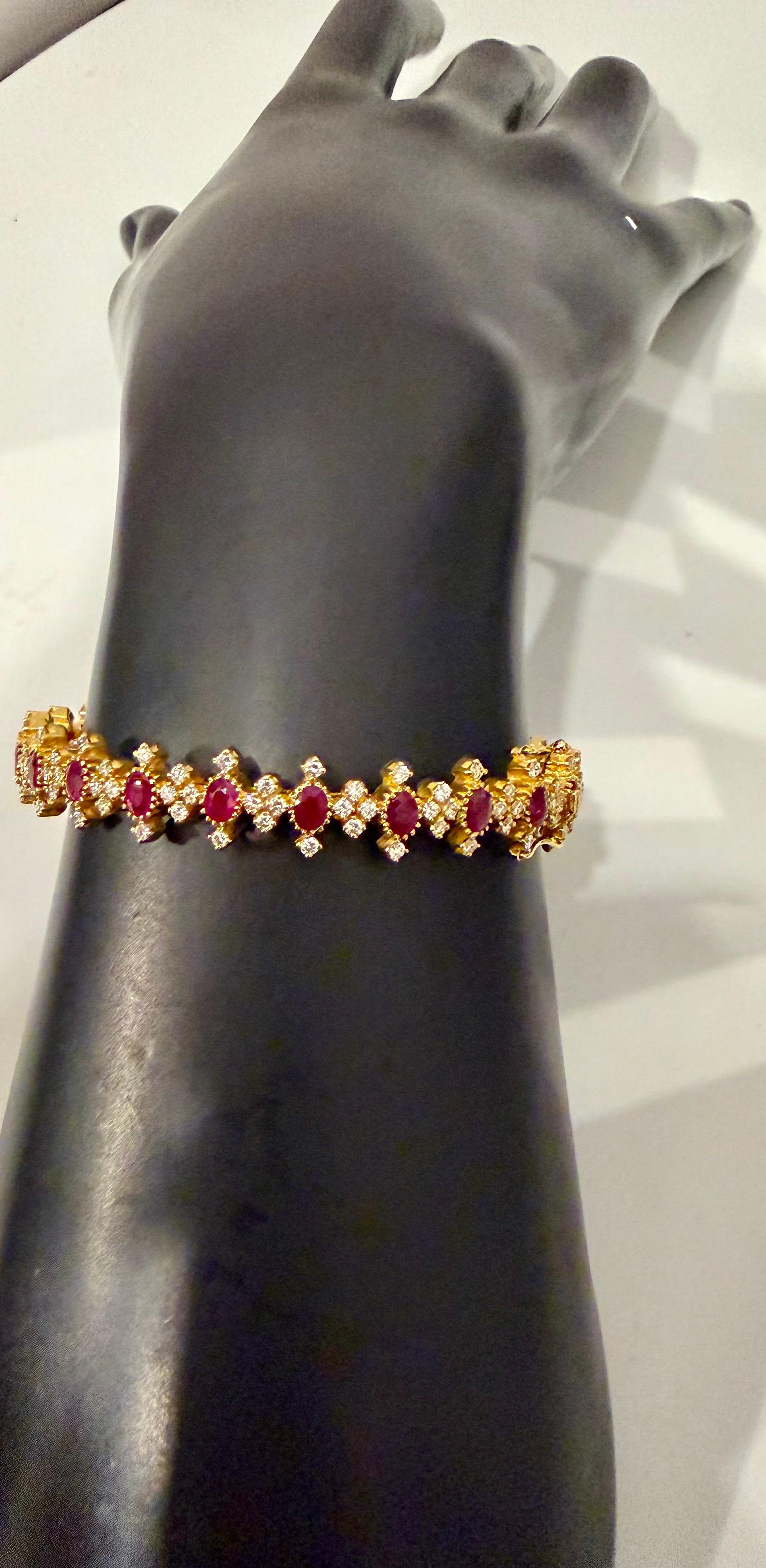 Taille ronde Bracelet en or jaune 22 carats avec rubis naturel et 5 ct de diamants 29.4 grammes en vente