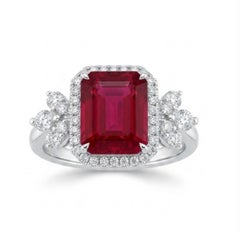 Anillo de diseño con oro de 18 quilates, rubí de 5,54 ct y diamantes de 0,73 ct con montura halo