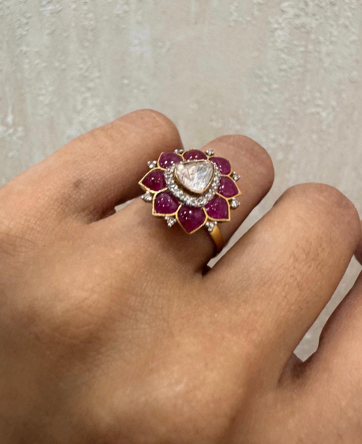 Natürlicher Rubin .80 Karat  & Fancy-Diamant 0,52cts Ring in 18k Gold Damen im Angebot