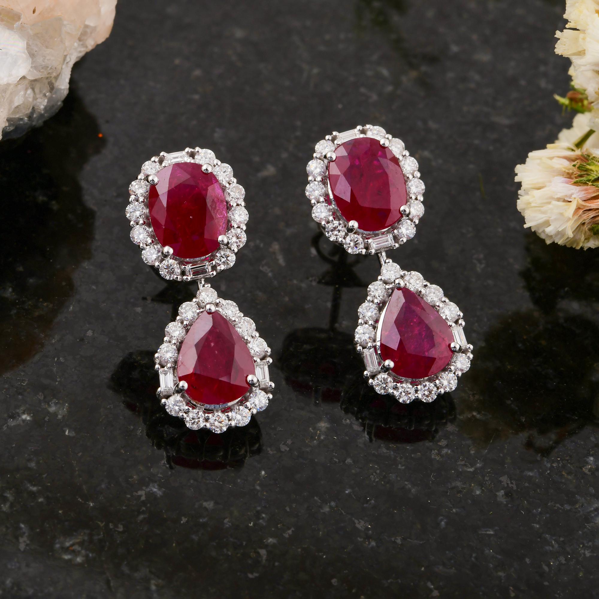 Art déco Boucles d'oreilles pendantes en or blanc 18 carats, rubis naturel 8.33 carats Halo diamant 1.42 carats en vente