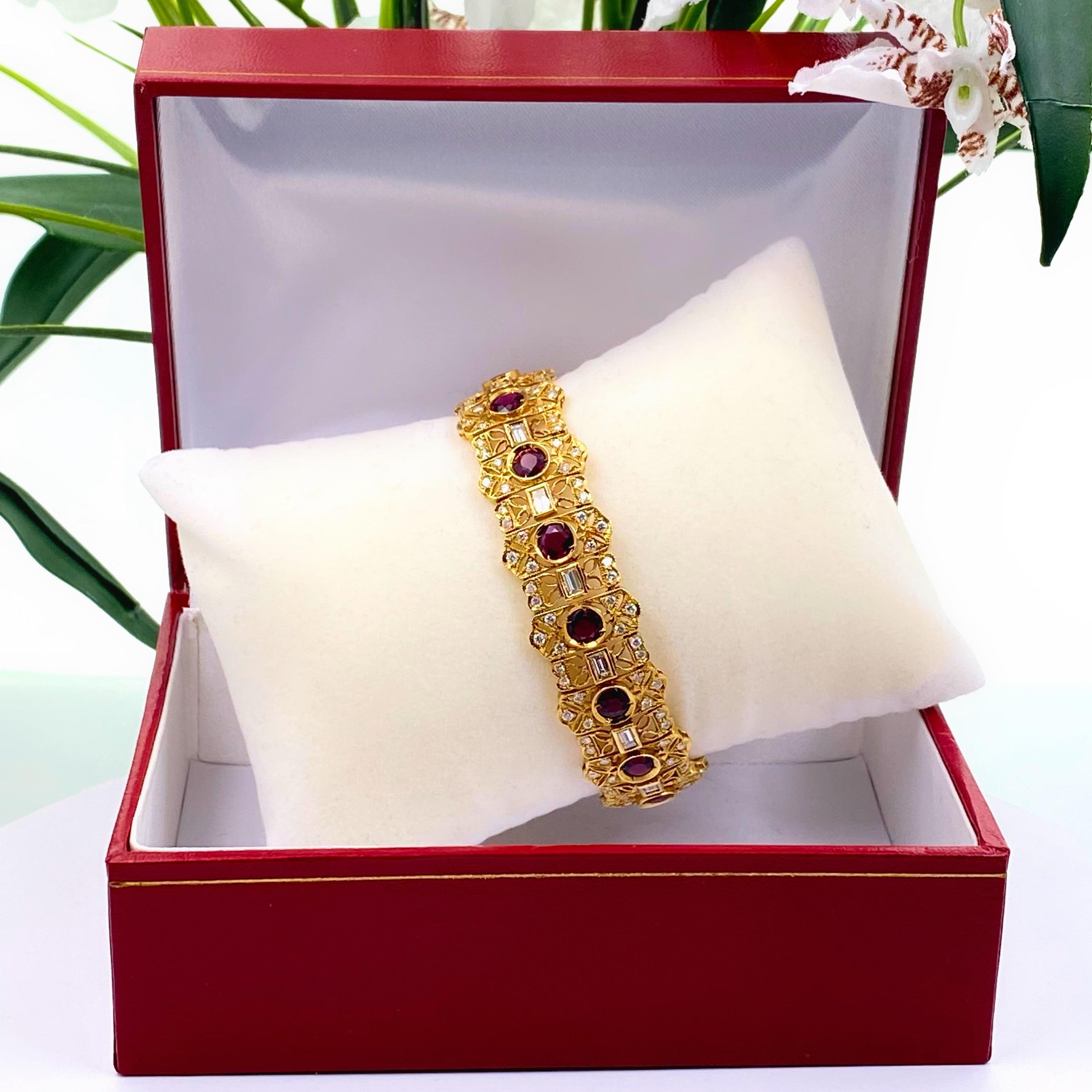 Natural Ruby and Diamond 10.60 Carat 18 Karat Yellow Gold Bracelet In Excellent Condition For Sale In San Diego, CA