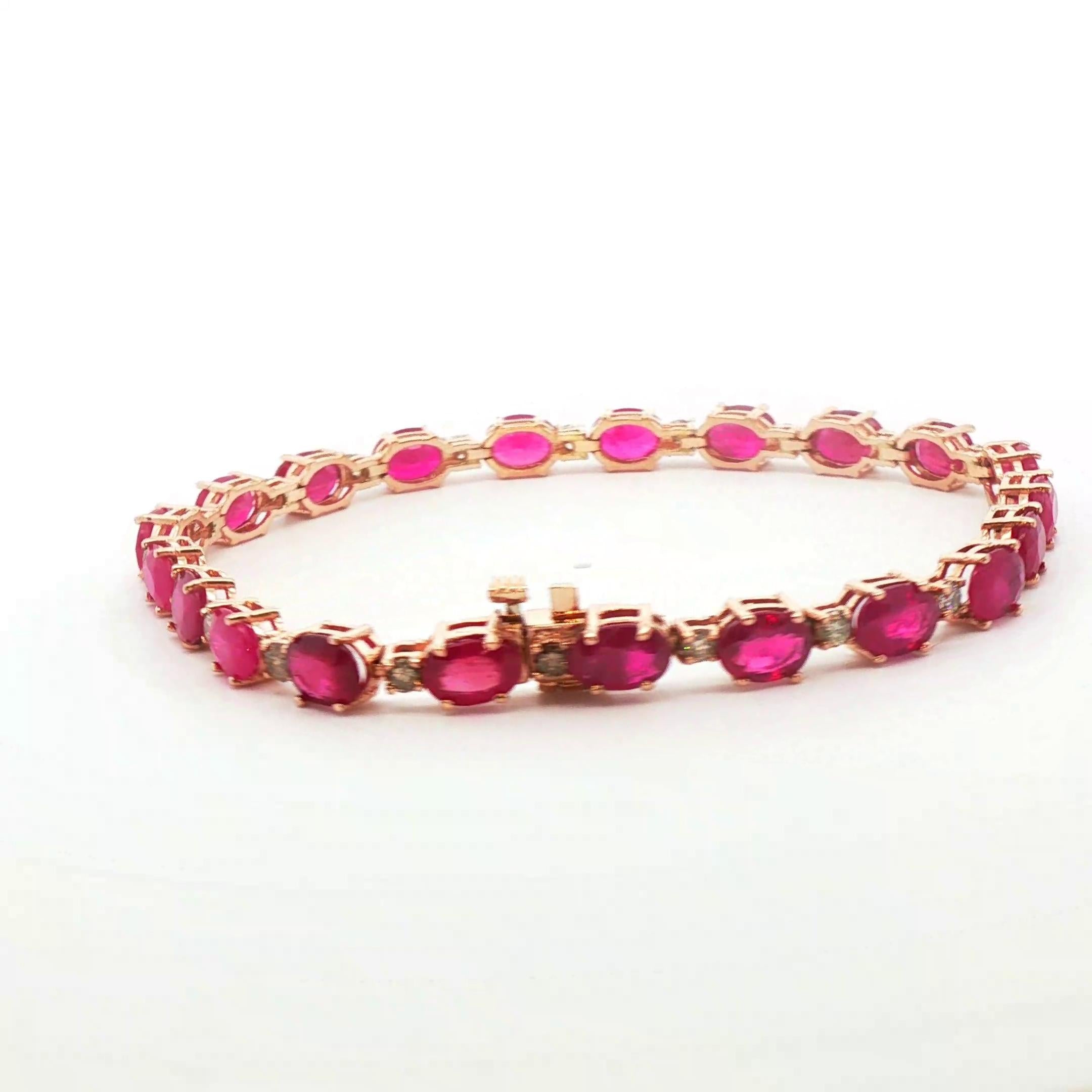 Esta es una preciosa pulsera de rubíes naturales y diamantes elaborada con oro rosa de 14 quilates. Los rubíes tienen un color bien combinado y pesan aproximadamente 11 ct en total (medidos en el engaste) y los diamantes son Si1-SI2 / H-J con un