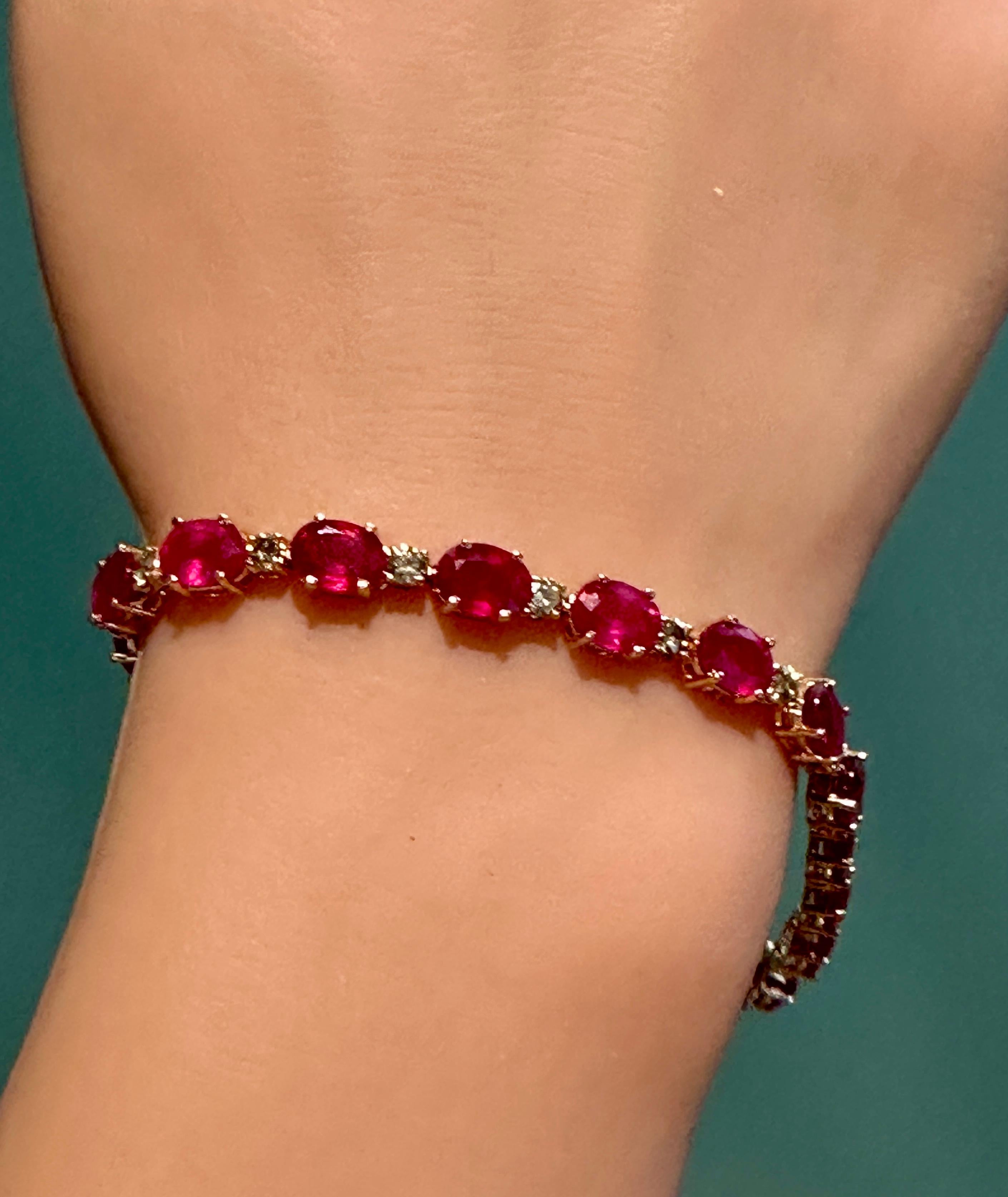 Pulsera de rubíes naturales y diamantes en oro rosa de 14k Corte oval en venta