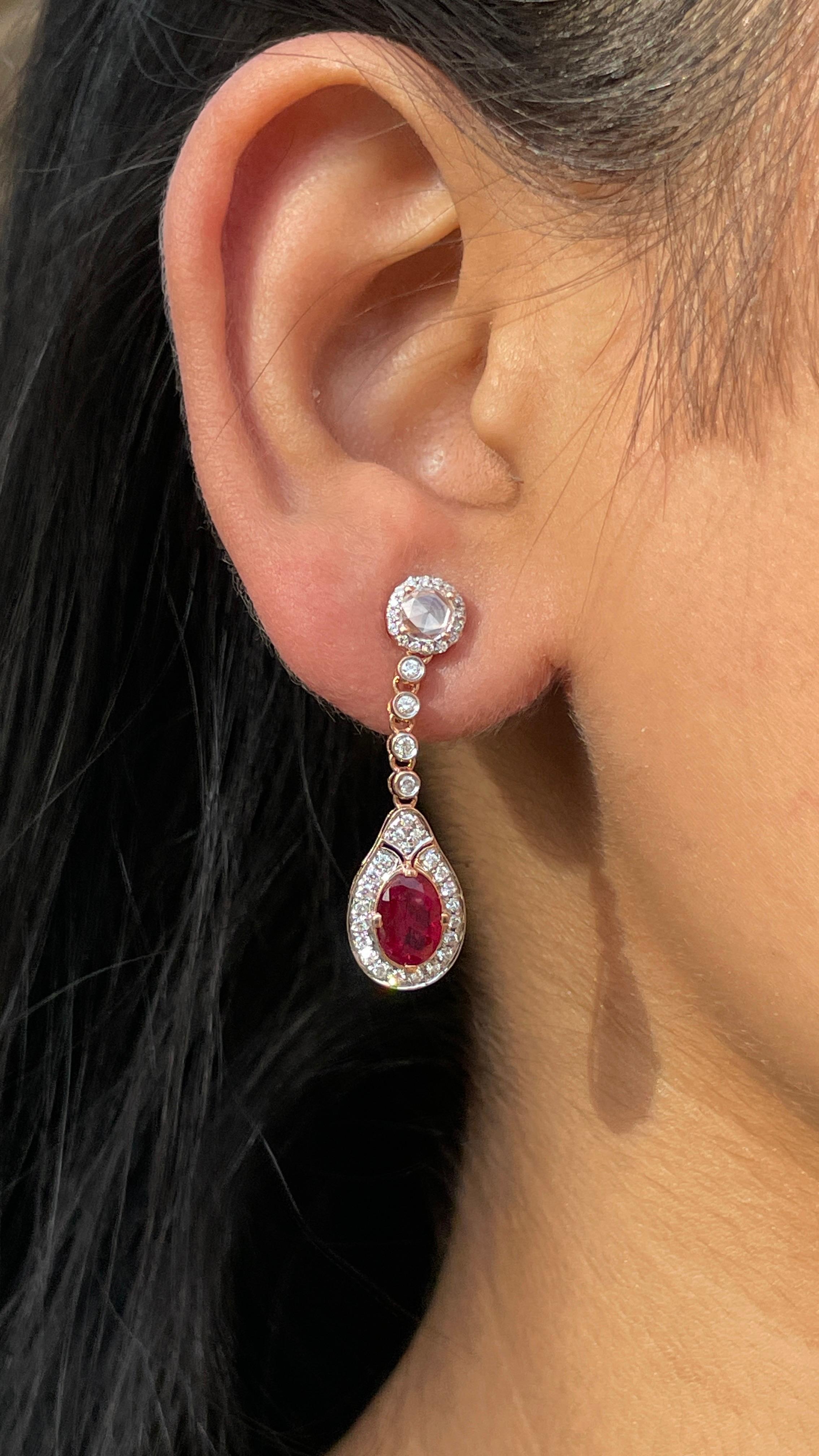 Donna Orecchini pendenti con rubino naturale e diamanti in oro rosa 14K in vendita