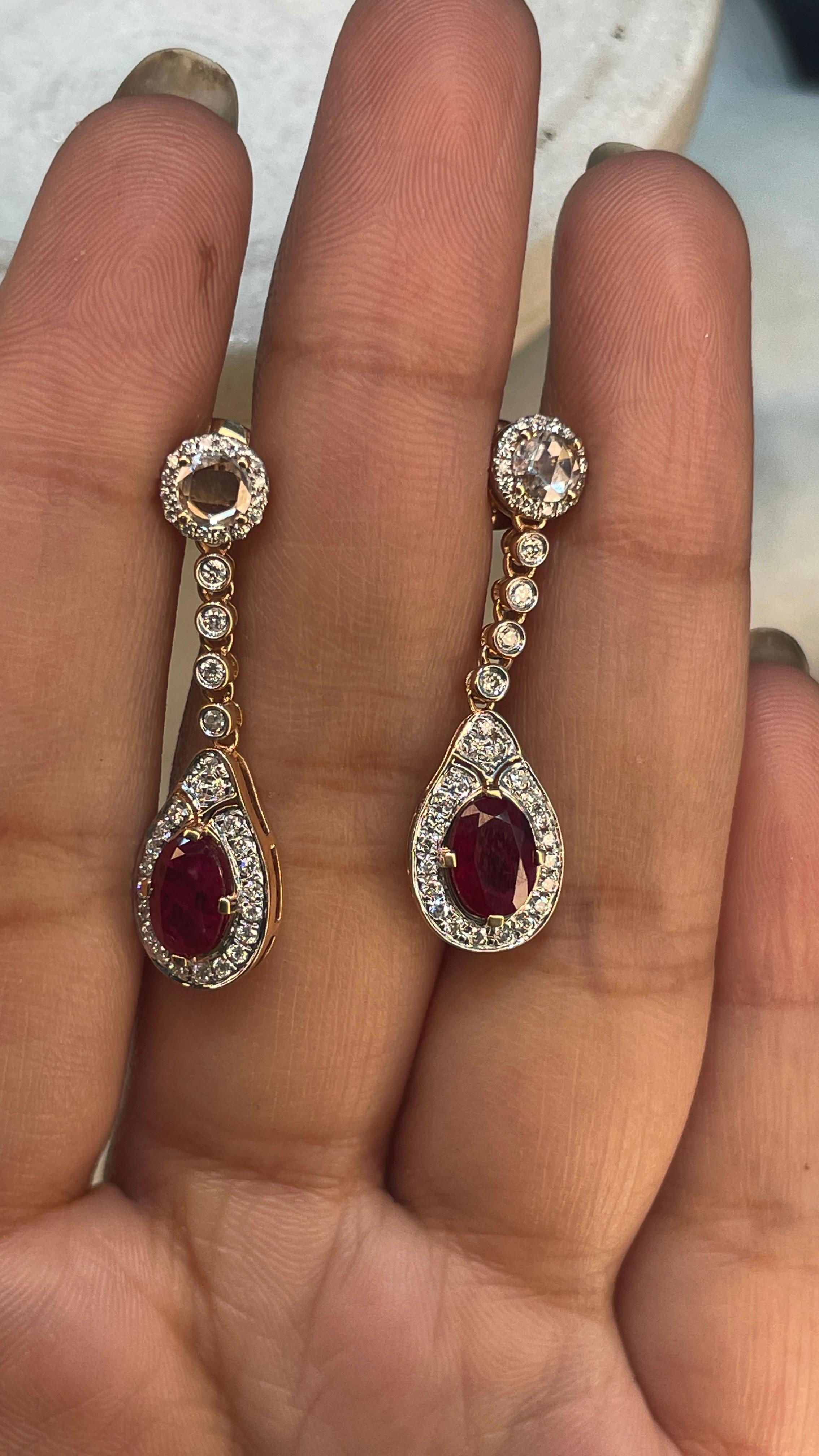 Orecchini pendenti con rubino naturale e diamanti in oro rosa 14K in vendita 1