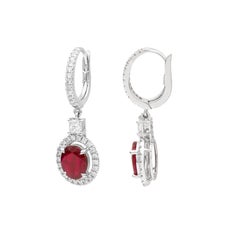 Orecchini pendenti con rubino naturale e diamanti a corona, con chiusura a leva, in oro bianco 18 carati