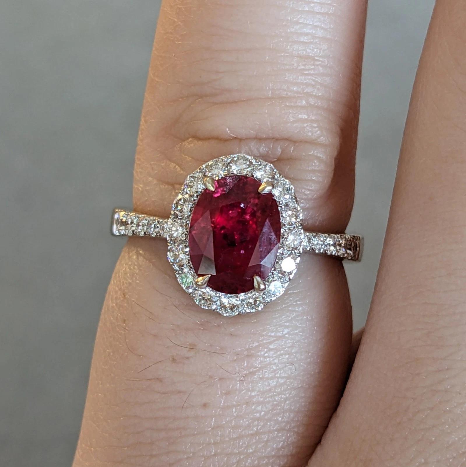 Anello con rubino naturale e diamanti a raggiera in oro bianco 18 carati

L'anello con rubino e diamanti presenta un rubino ovale di 1,94 carati al centro, circondato da un'aureola di diamanti rotondi a taglio brillante incastonati e da diamanti