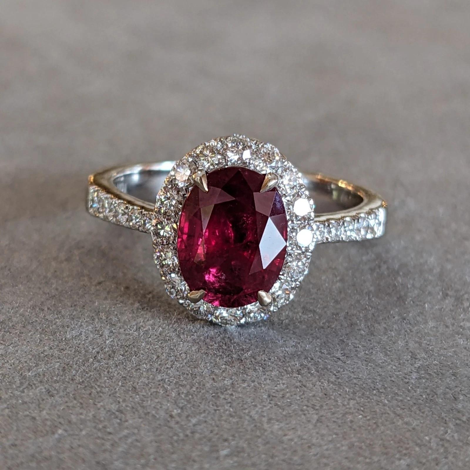 Anello con rubino naturale e diamanti a raggiera 2,51 cttw in oro bianco 18 carati In condizioni ottime in vendita a La Jolla, CA