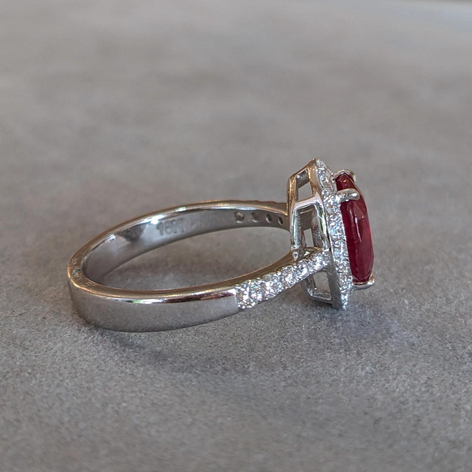 Anello con rubino naturale e diamanti a raggiera 2,51 cttw in oro bianco 18 carati in vendita 1