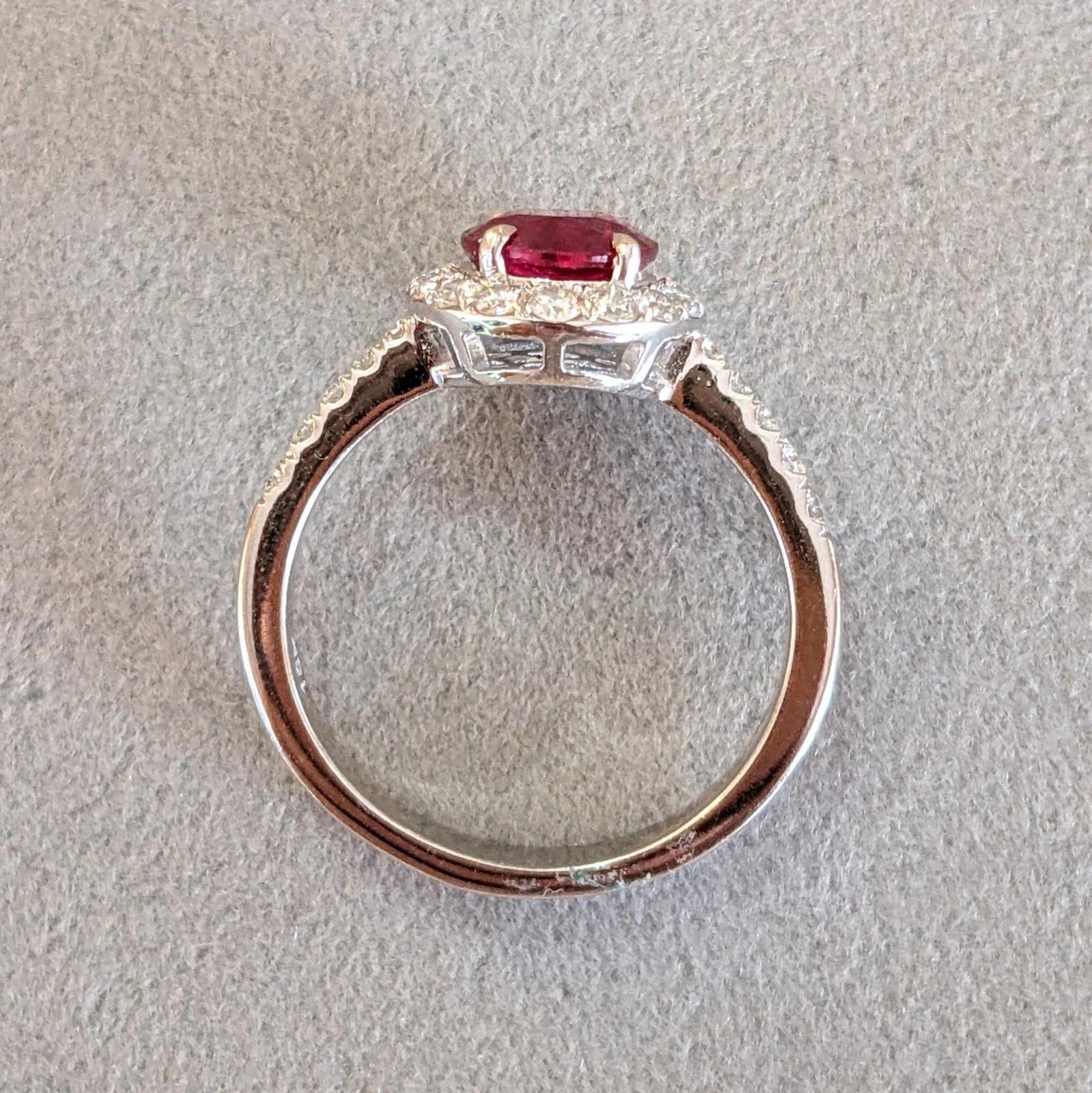 Anello con rubino naturale e diamanti a raggiera 2,51 cttw in oro bianco 18 carati in vendita 2