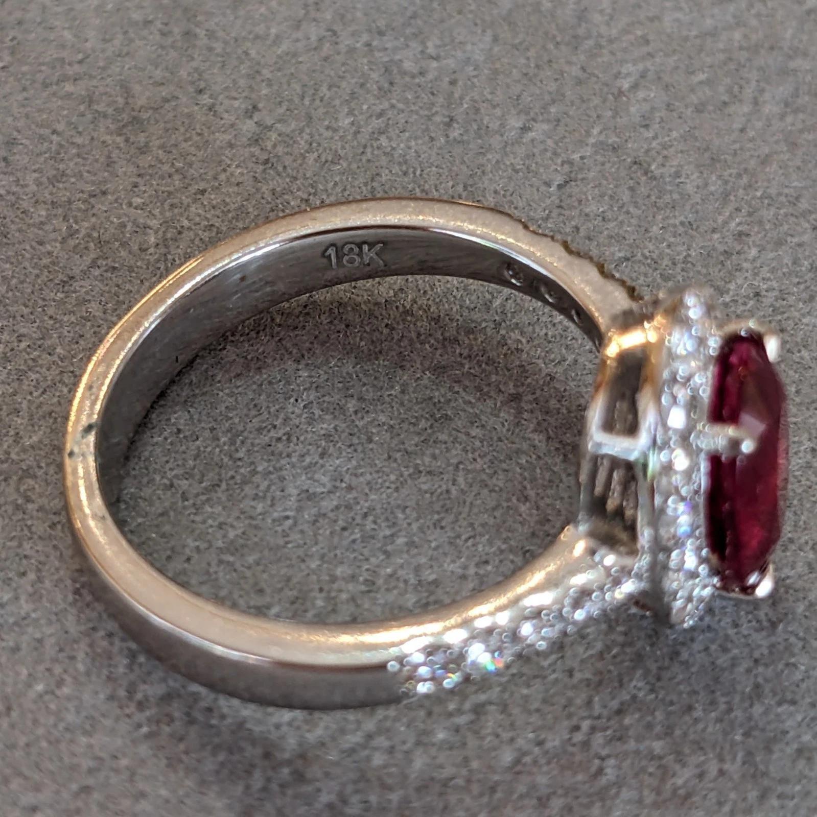 Anello con rubino naturale e diamanti a raggiera 2,51 cttw in oro bianco 18 carati in vendita 3