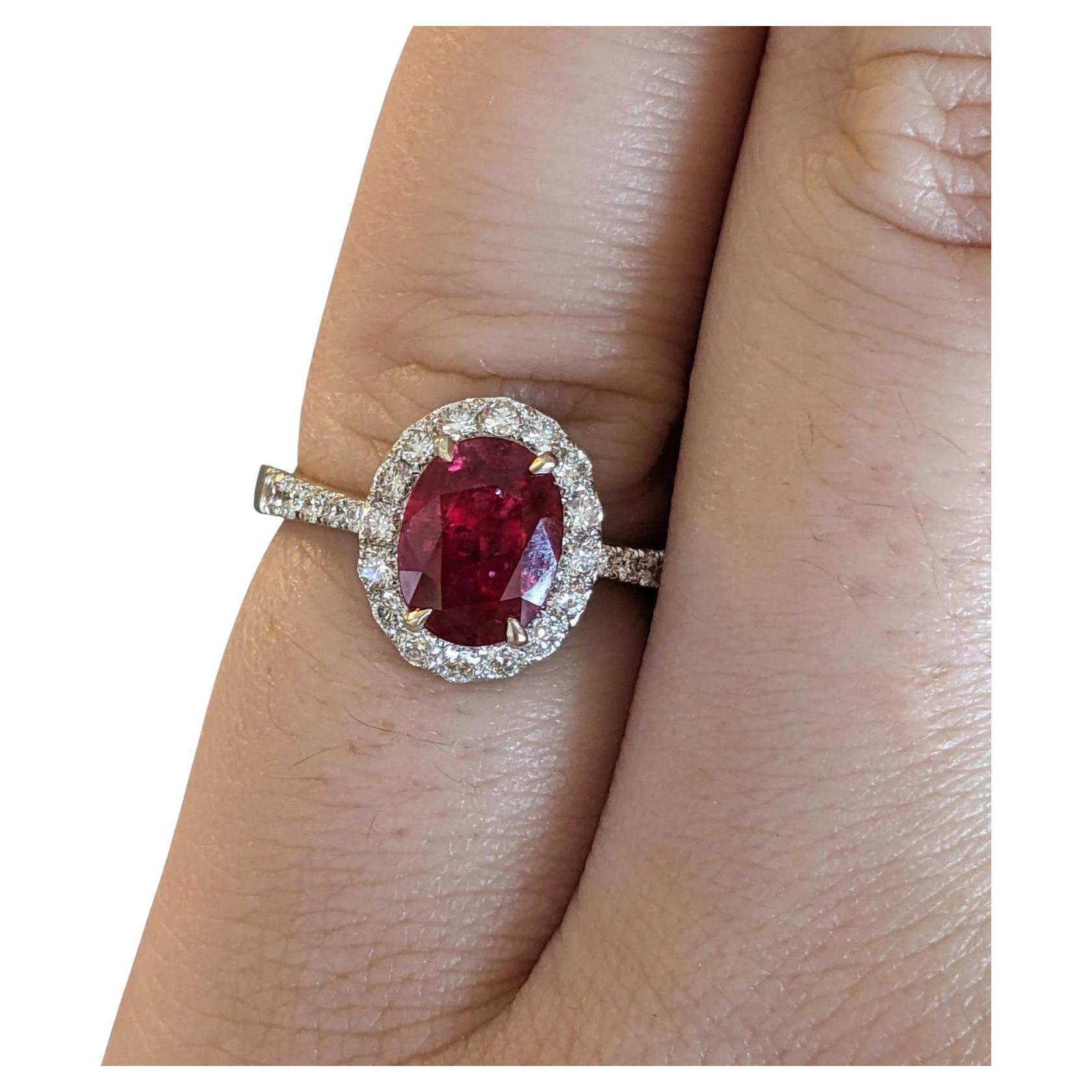 Anello con rubino naturale e diamanti a raggiera 2,51 cttw in oro bianco 18 carati in vendita