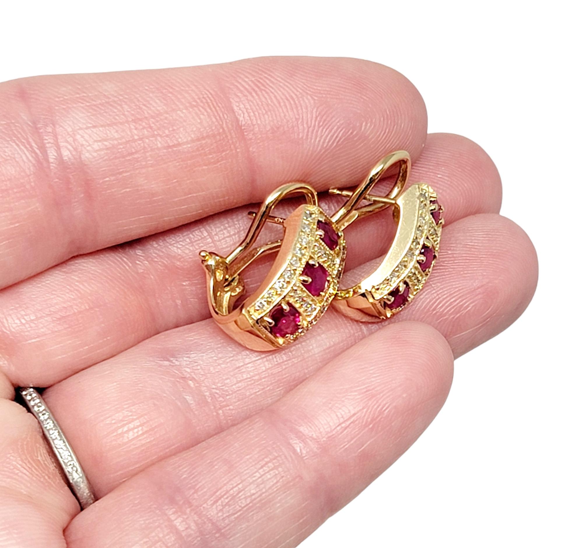 Natürlicher Rubin und Diamant Huggie Halbhoop-Ohrringe aus 14 Karat Gelbgold 6