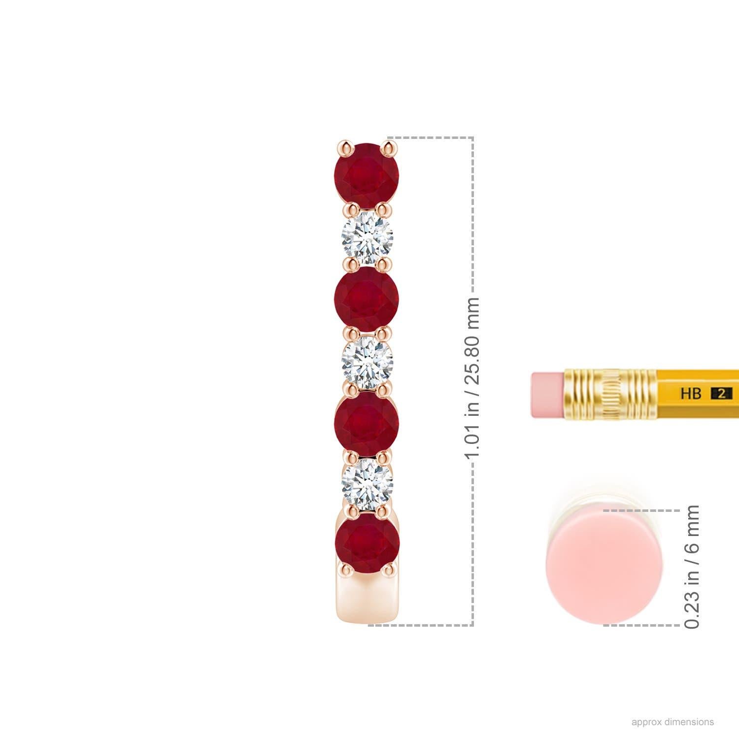 Diese atemberaubenden Rubin- und Diamant-Ohrringe sind aus 14-karätigem Roségold gefertigt. Die J-Ringe sind abwechselnd mit leuchtend roten Rubinen und funkelnden Diamanten besetzt, was einen fesselnden Effekt erzeugt.
Der Rubin ist der