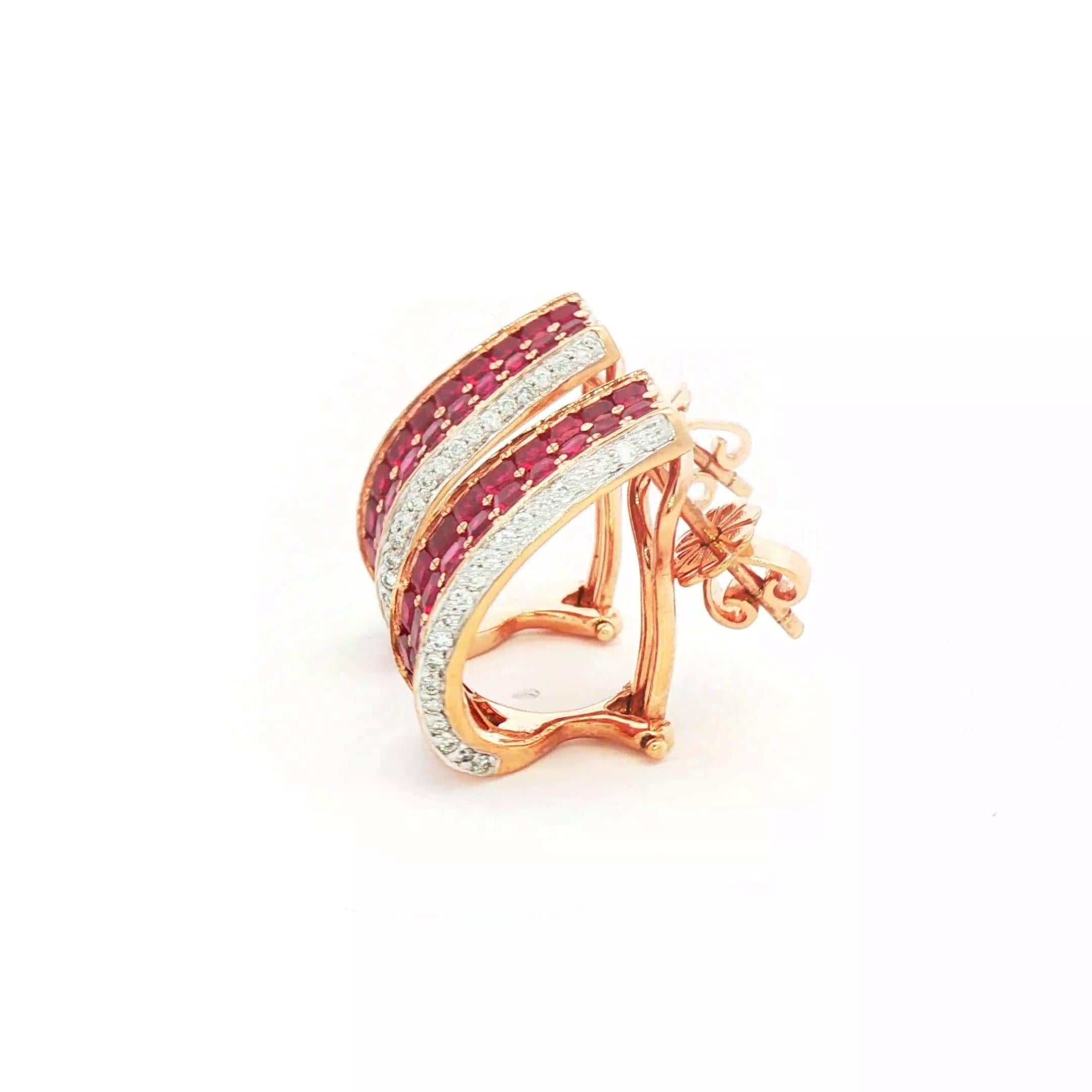 Rubini, diamanti e oro rosa 14k! Questa è una combinazione incredibile! Questo set unico è precedente al proprietario ma non è mai stato indossato. Il colore dei rubini è incredibile! Sono ben abbinati e gli orecchini sono incredibilmente ben