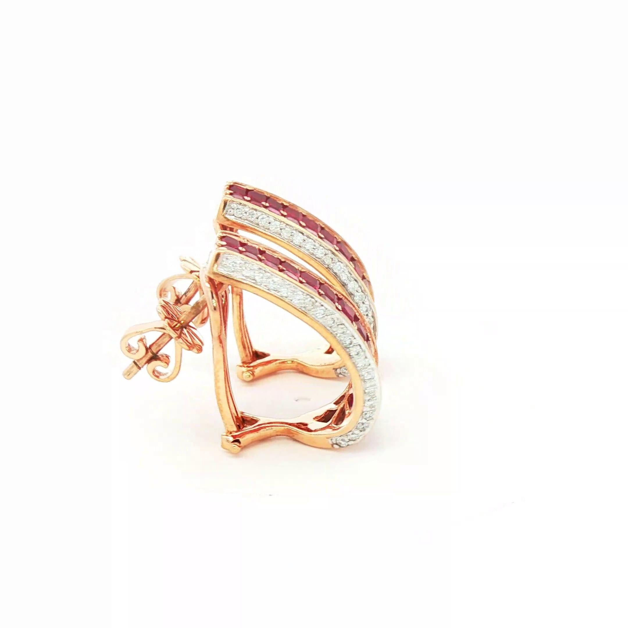 Moderno Orecchini a nastro in oro rosa 14k con rubino naturale e diamanti in vendita