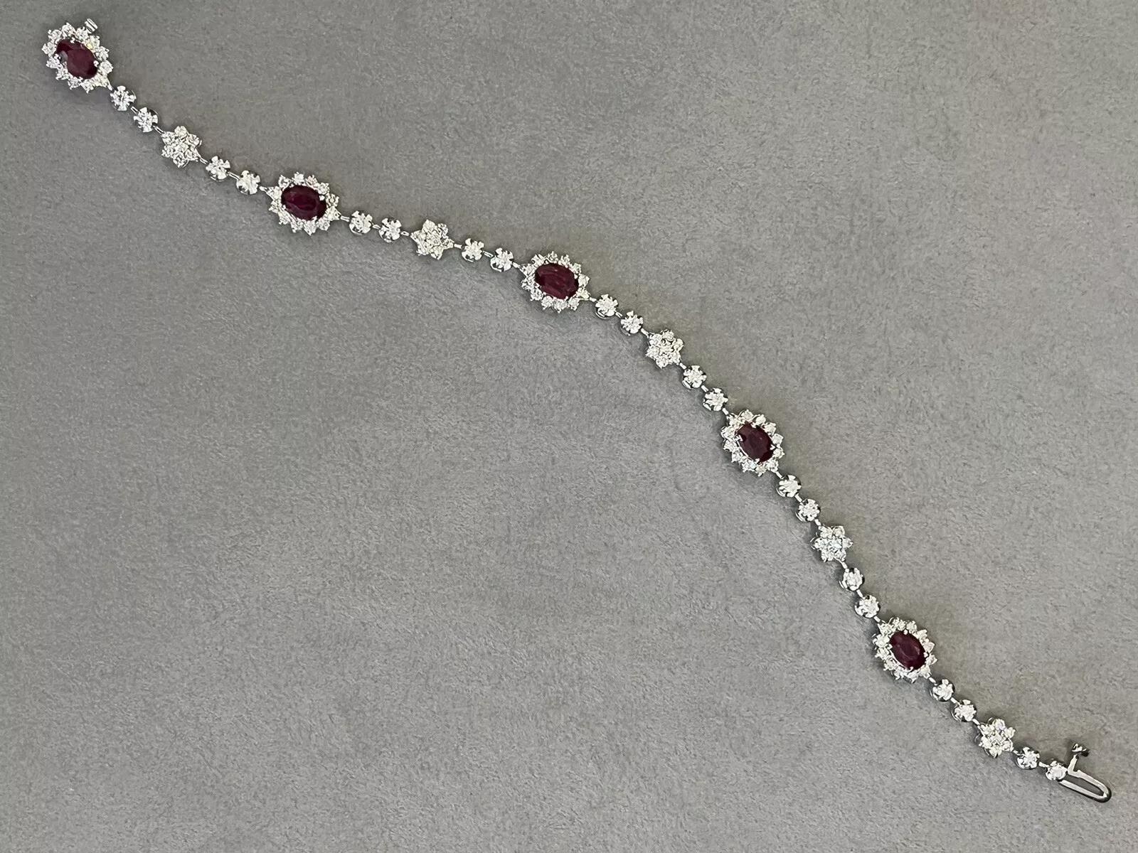 Taglio ovale Bracciale Station con rubini naturali e diamanti in oro bianco 18 carati in vendita