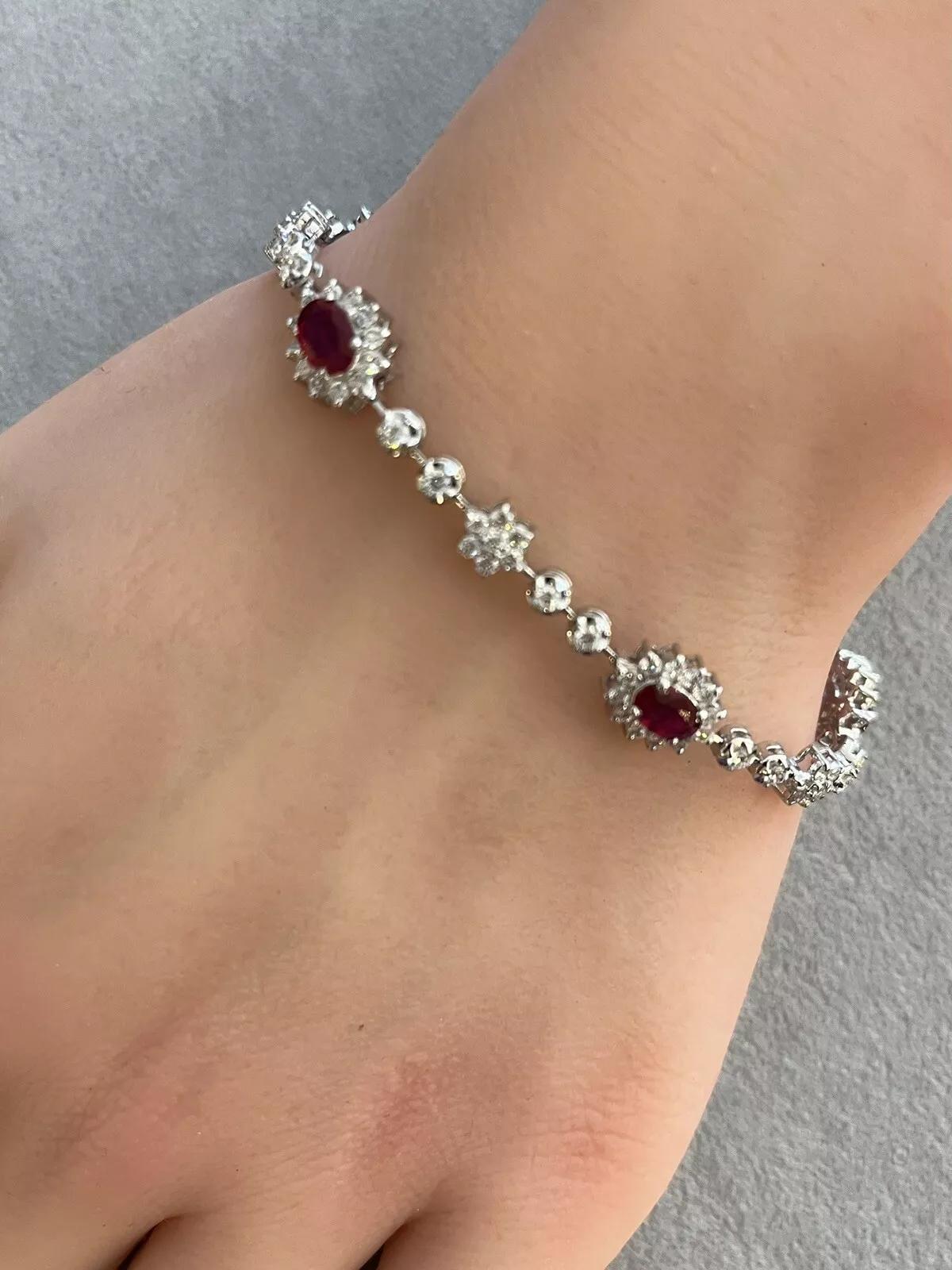 Donna Bracciale Station con rubini naturali e diamanti in oro bianco 18 carati in vendita