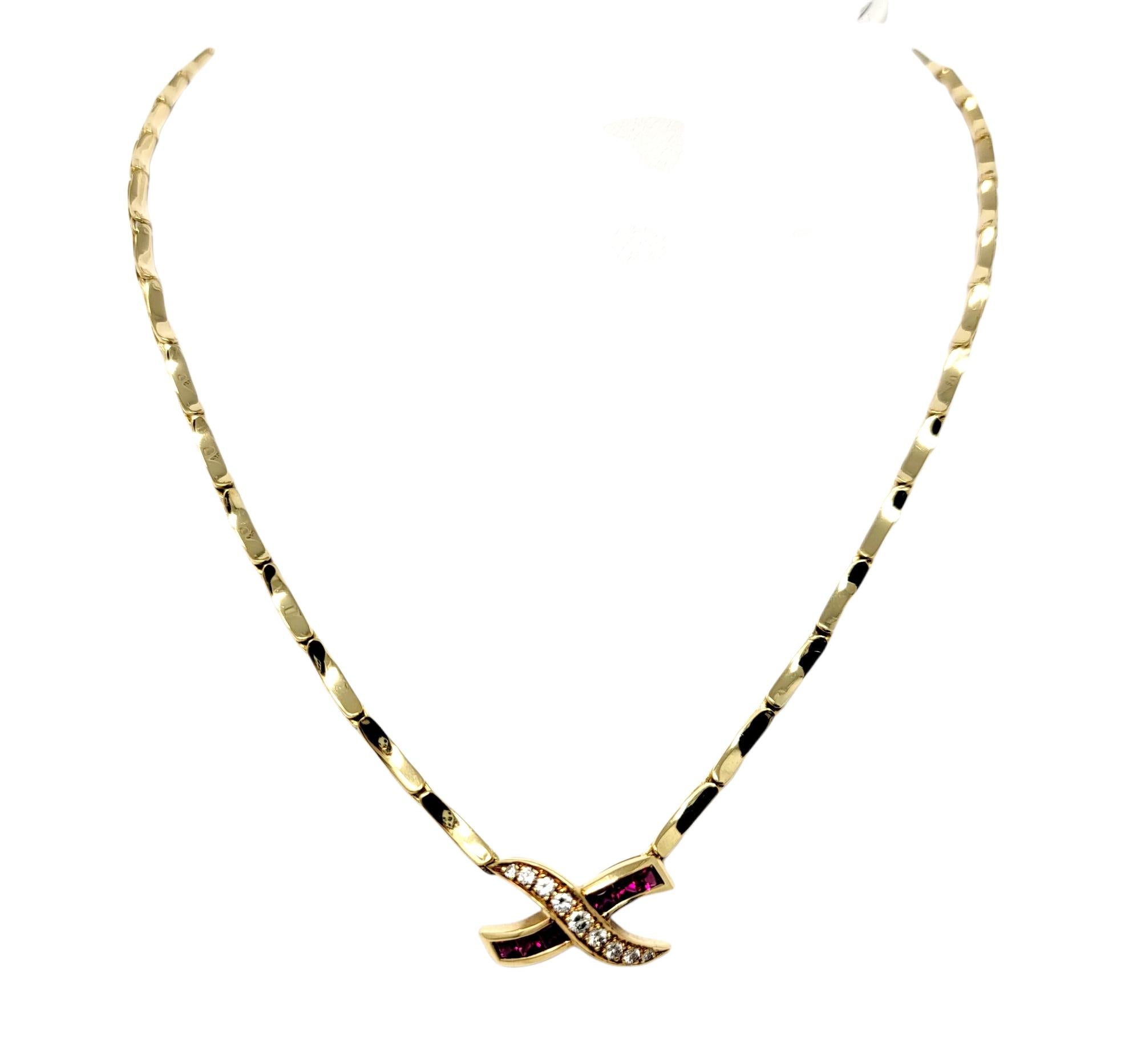 Collier pendentif « X » en or jaune 18 carats, rubis naturel et diamants Bon état - En vente à Scottsdale, AZ