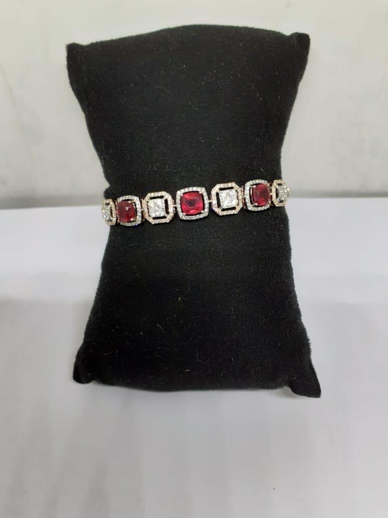 Bracelet en or 18 carats avec rubis naturel et diamants naturels Neuf - En vente à jaipur, IN
