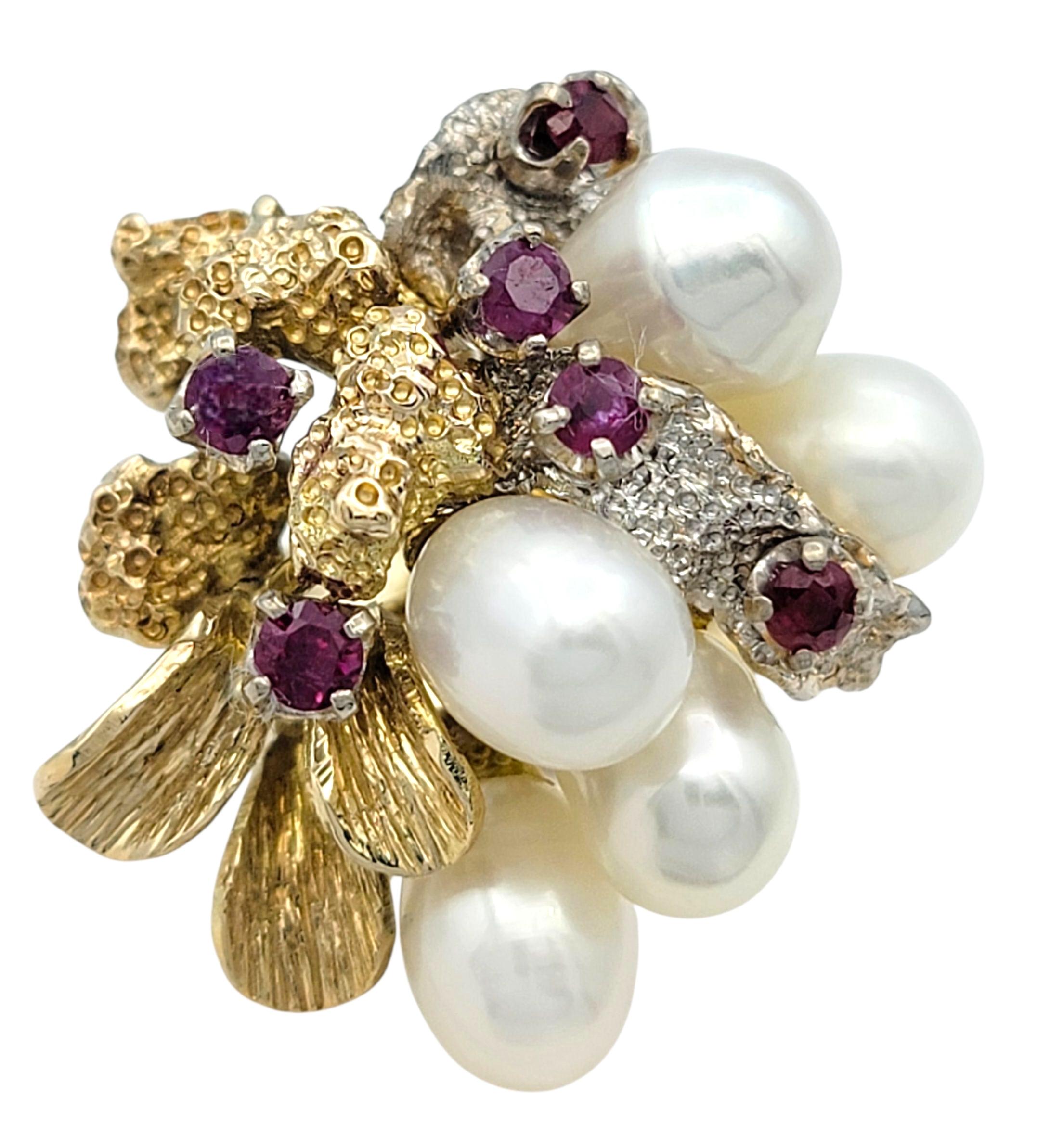 Taille de l'anneau : 5

Cette bague unique allie l'élégance lumineuse des perles d'eau douce à la beauté vibrante des rubis naturels. Réalisé en or blanc et jaune 14 carats, ce modèle présente de multiples perles nichées parmi des rubis rouges
