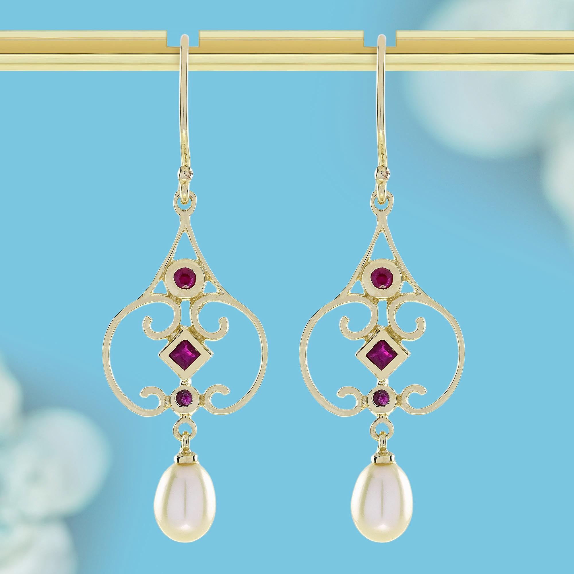 Diese rubinroten Ohrringe versprühen einen Hauch von Vintage-Glamour. Funkelnde Edelsteine ruhen in einer kreisförmigen Drahtschlaufe oder einem Reif aus verschlungenen Goldfassungen, die Luxus und zeitlose Eleganz versprühen. Darunter tanzen zarte