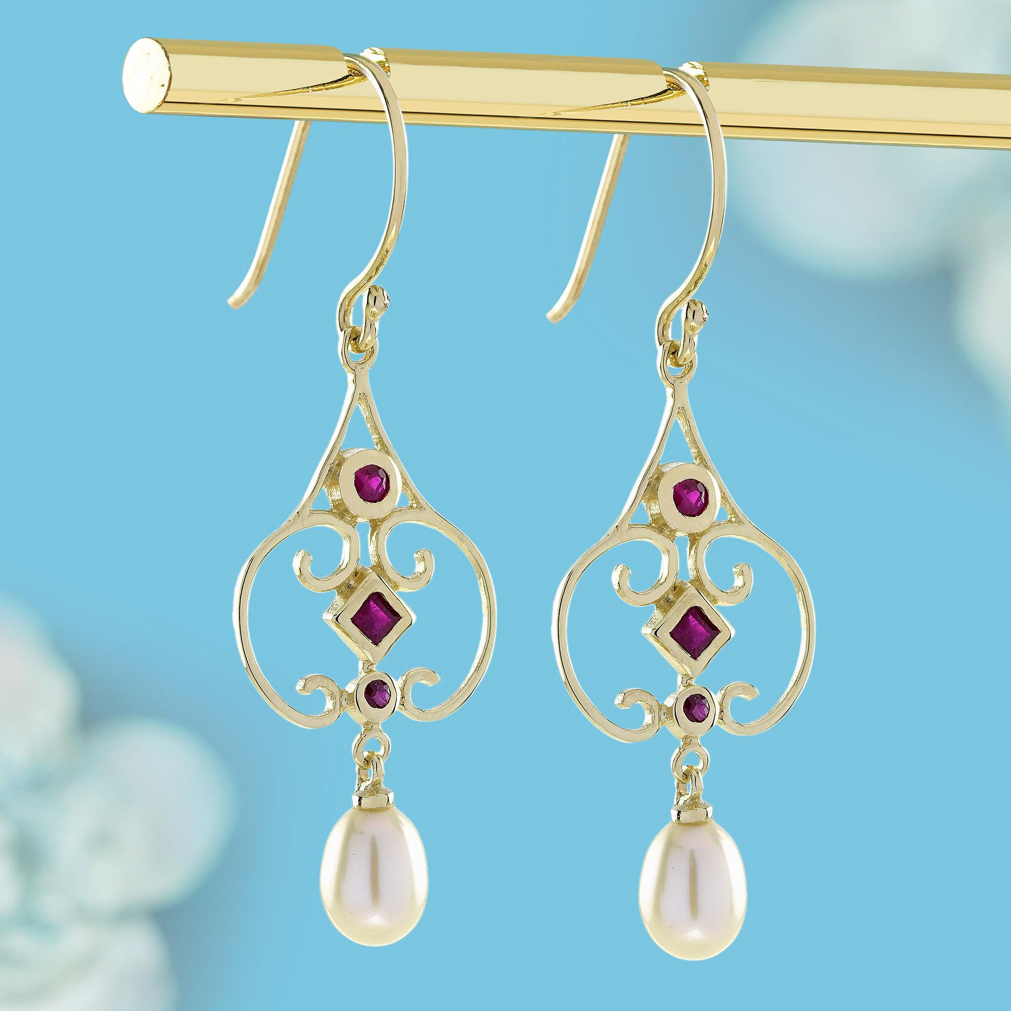 Natürlicher Rubin und Perle Vintage Style Tropfenohrringe in 9K Gelbgold (Edwardian) im Angebot