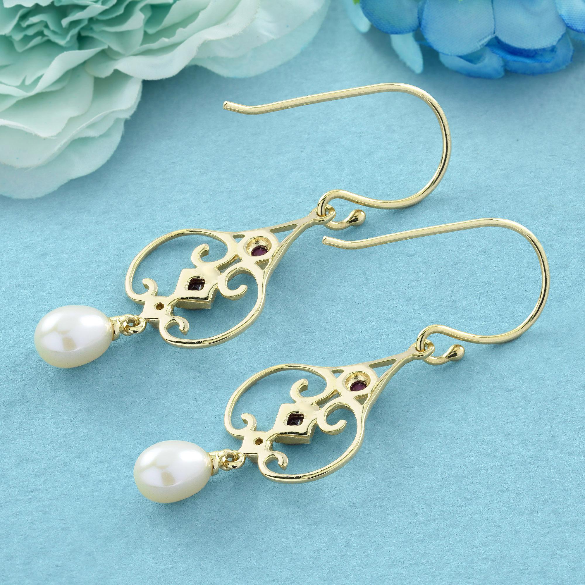 Natürlicher Rubin und Perle Vintage Style Tropfenohrringe in 9K Gelbgold (Ovalschliff) im Angebot