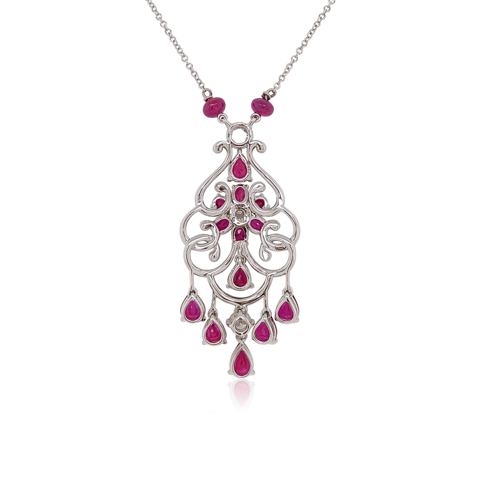 Este collar único presenta una sofisticada combinación de Rubíes facetados y Rondeles de Rubí y brillantes Diamantes Blancos, todos ellos seleccionados a mano por nuestros expertos para garantizar un acabado perfecto. La pieza perfecta para