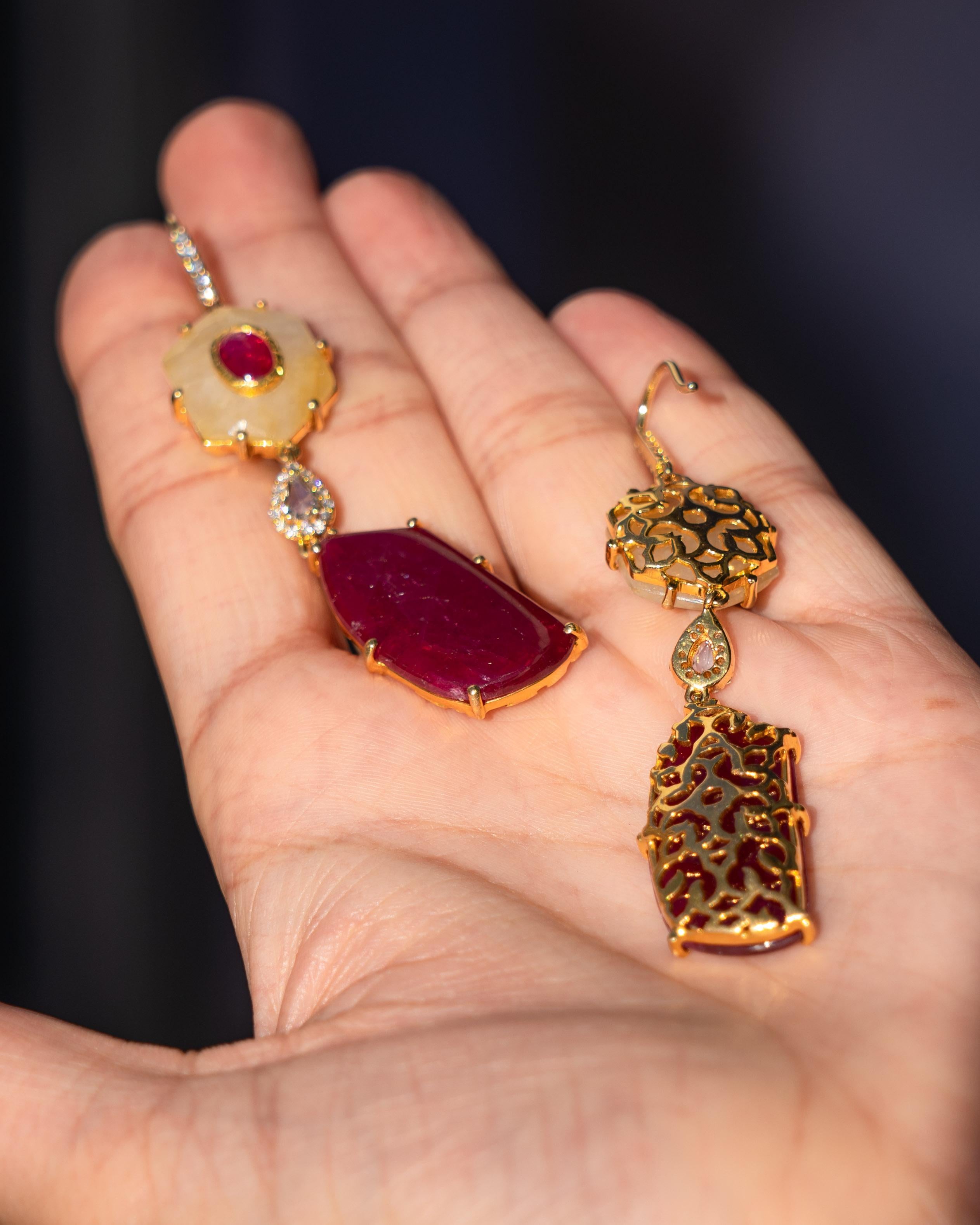 Taille ovale Boucles d'oreilles pendantes en or jaune 18 carats, rubis naturel et saphir jaune en vente