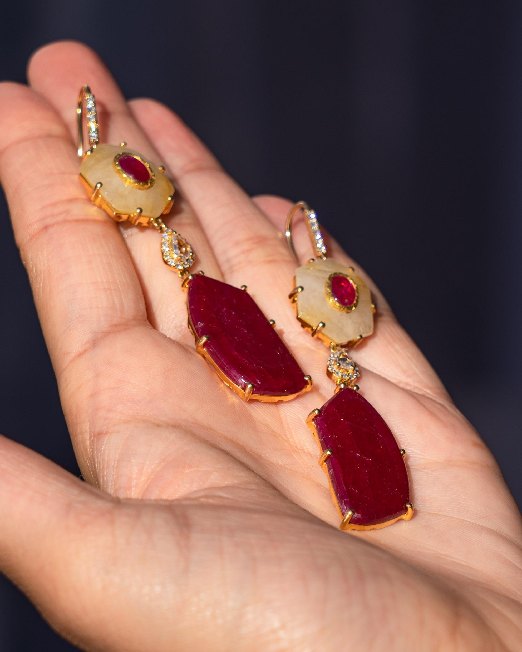 Natural Ruby and Yellow Sapphire Dangle Earrings in 18k Yellow Gold In New Condition For Sale In Bangkok, Thailand