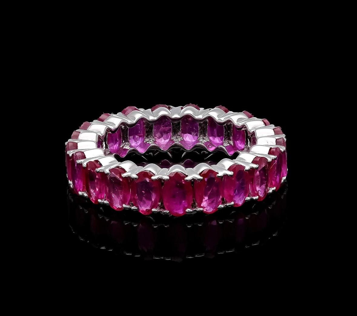 Natural ruby band ring in 18k gold 1