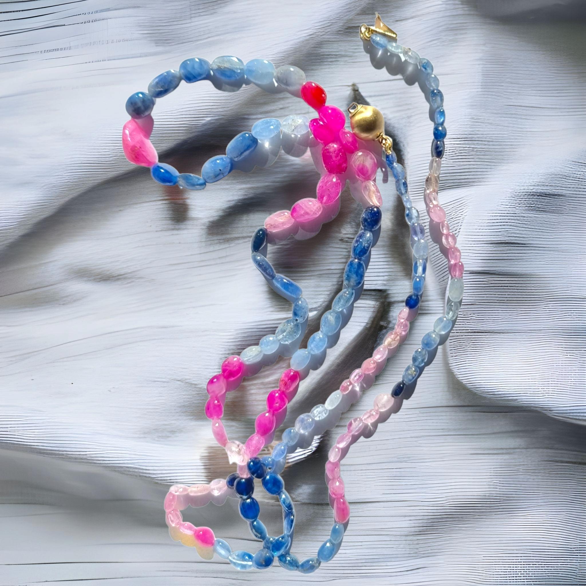 Rubí natural,  Collar largo de cuentas de zafiro azul y rosa,  Cierre de oro de 14 quilates.
Un collar largo de cuentas de rubí y zafiro es una pieza de joyería lujosa y llamativa que mezcla los tonos vivos de los rubíes y los zafiros, ofreciendo