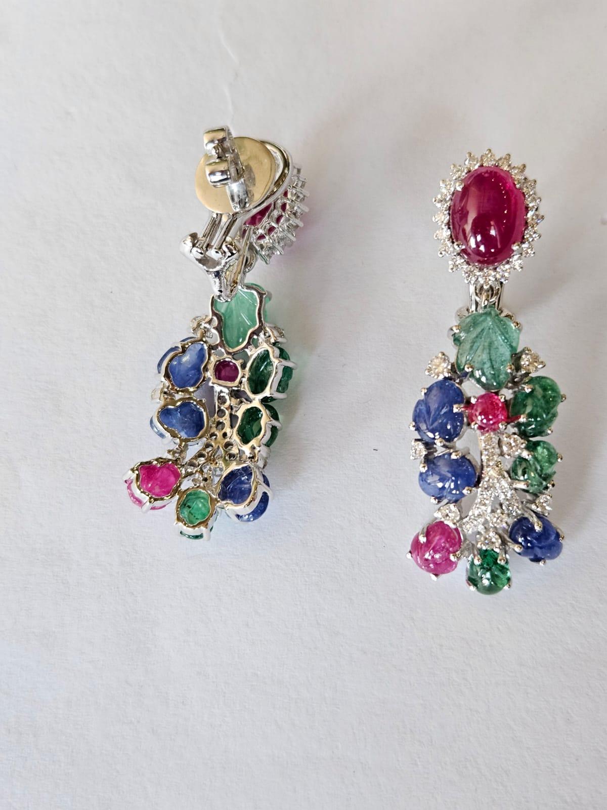 Pendientes de cabujón de rubí natural, zafiros azules tallados, esmeralda, rubí y diamantes Contemporáneo en venta