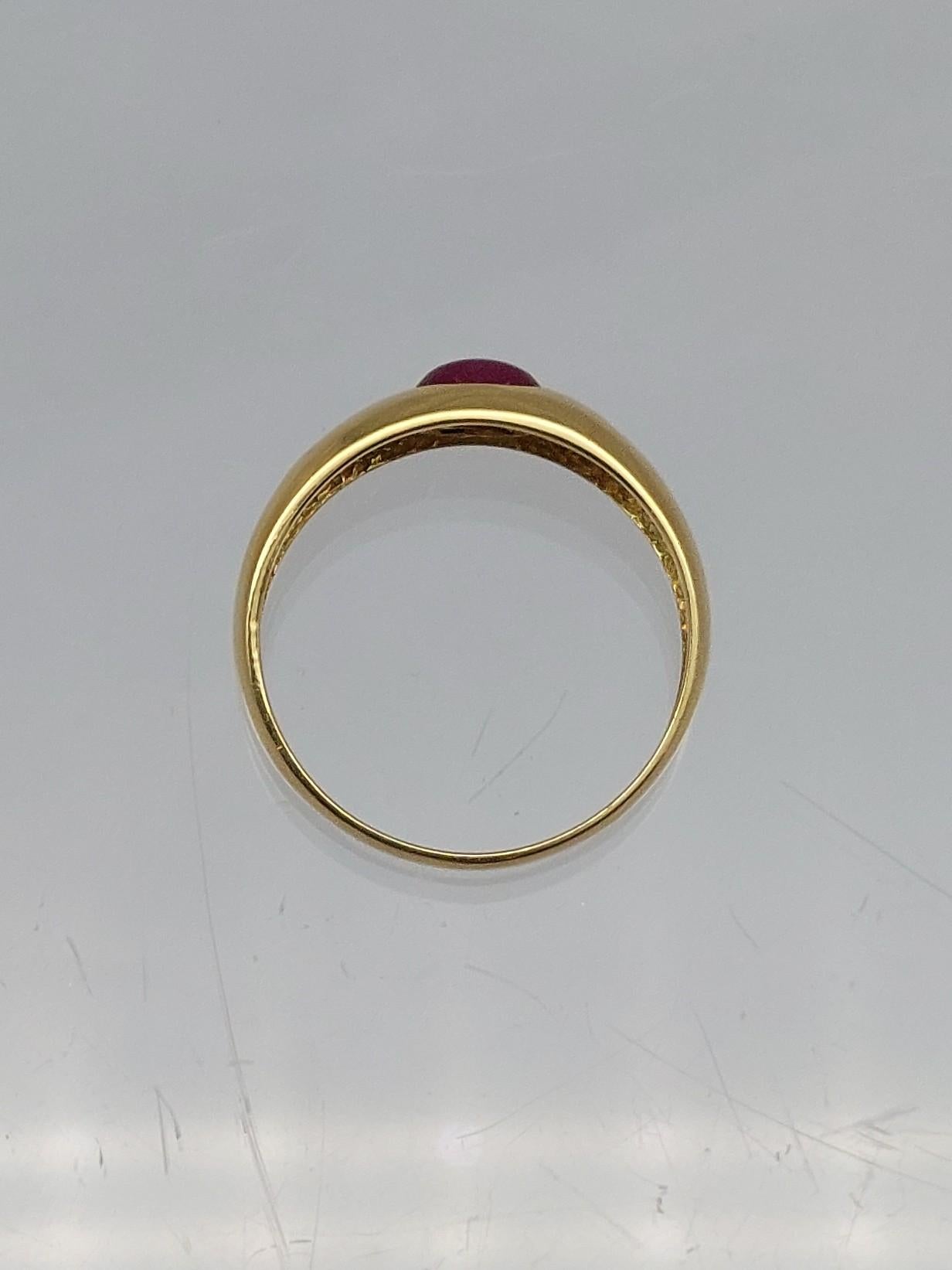 Anello con cabochon di rubino naturale e cupola di diamanti 18 carati in vendita 4