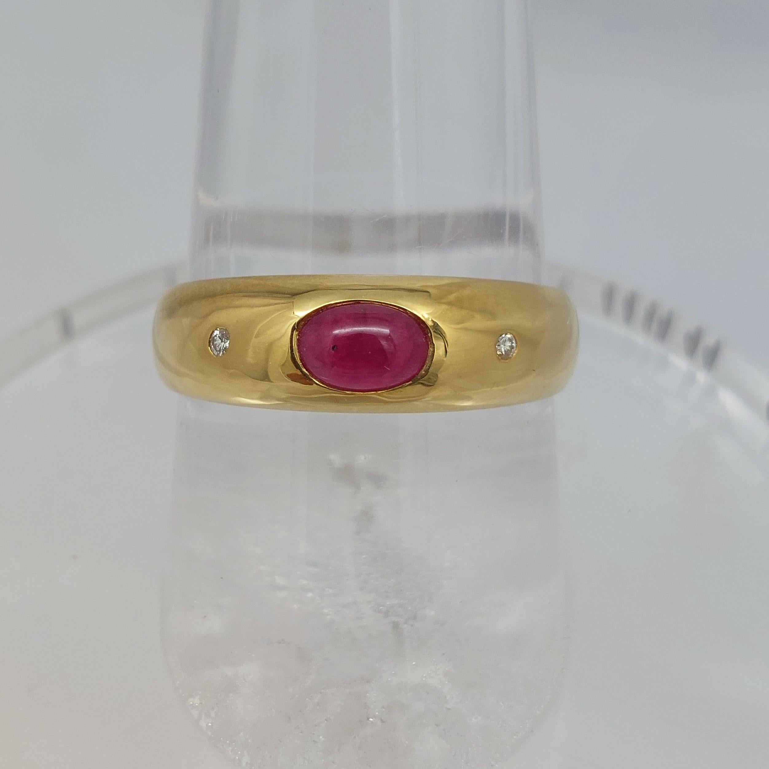 Anello classico a cupola in oro giallo 18KT con cabochon di rubino e accenti di diamante....

Misure dell'anello  Larghezza 1/4″ (5,00 mm)

Un rubino di forma ovale tagliato a cabochon di misura  6,00 x 4,00 mm, peso  0,78 carati.

Colore rosso