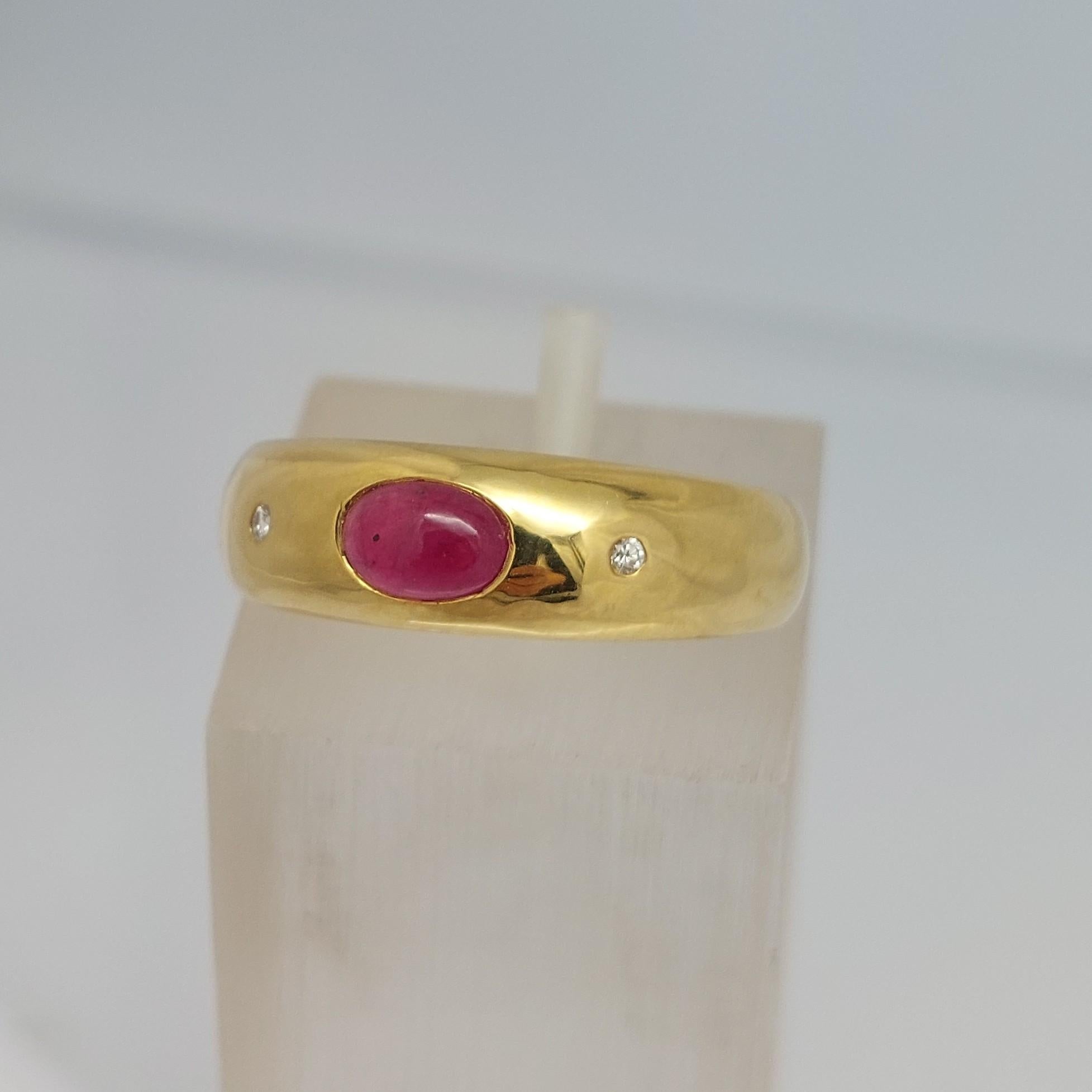 Contemporaneo Anello con cabochon di rubino naturale e cupola di diamanti 18 carati in vendita