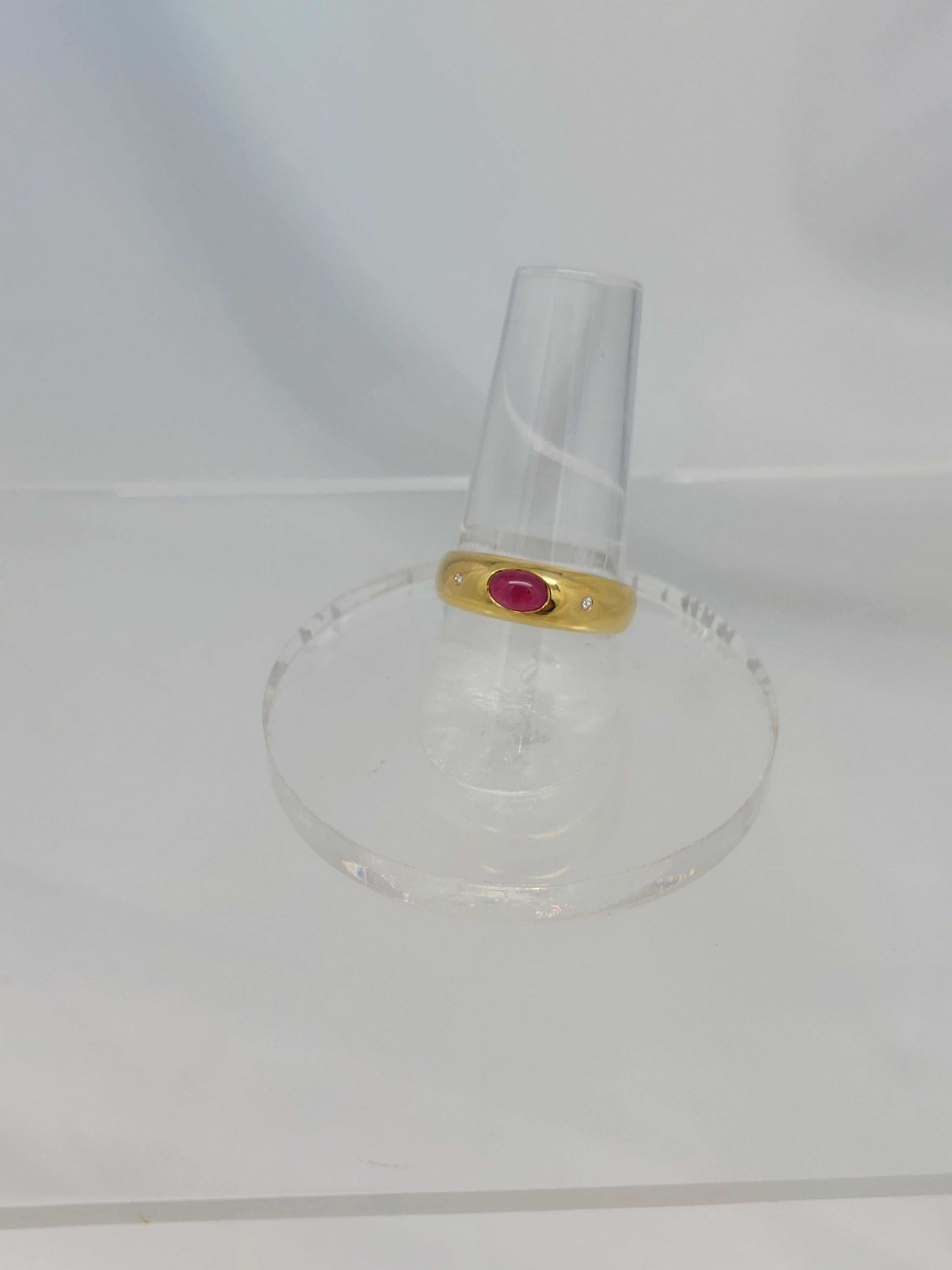 da uomo o donna Anello con cabochon di rubino naturale e cupola di diamanti 18 carati in vendita