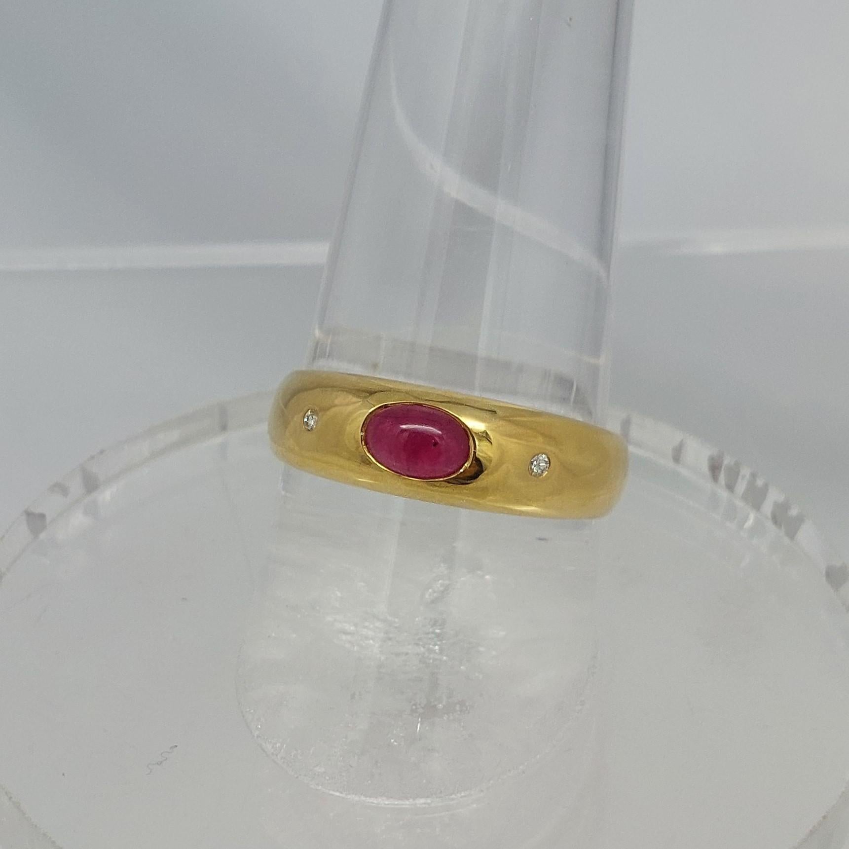 Anello con cabochon di rubino naturale e cupola di diamanti 18 carati in vendita 1