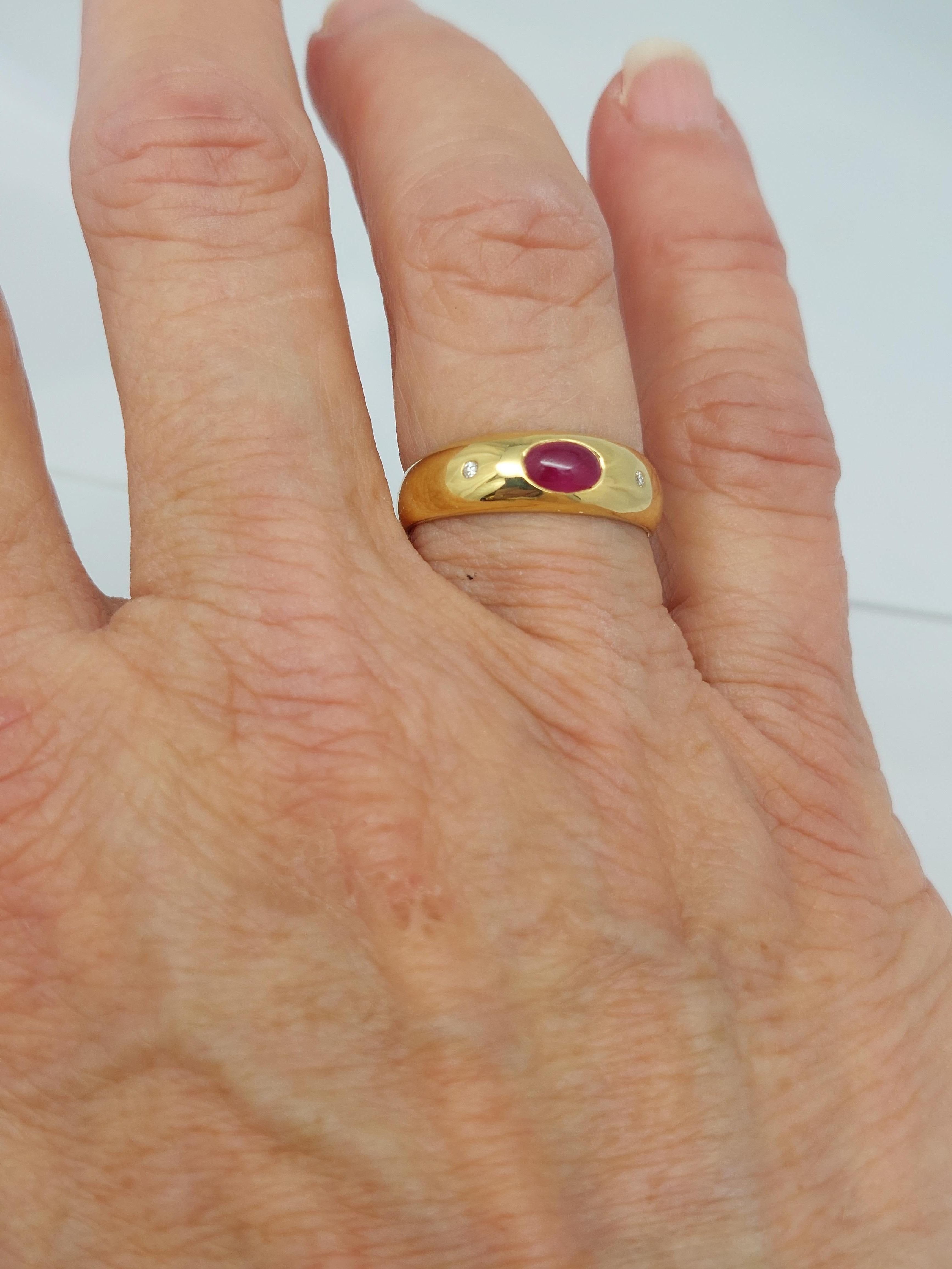 Anello con cabochon di rubino naturale e cupola di diamanti 18 carati in vendita 2