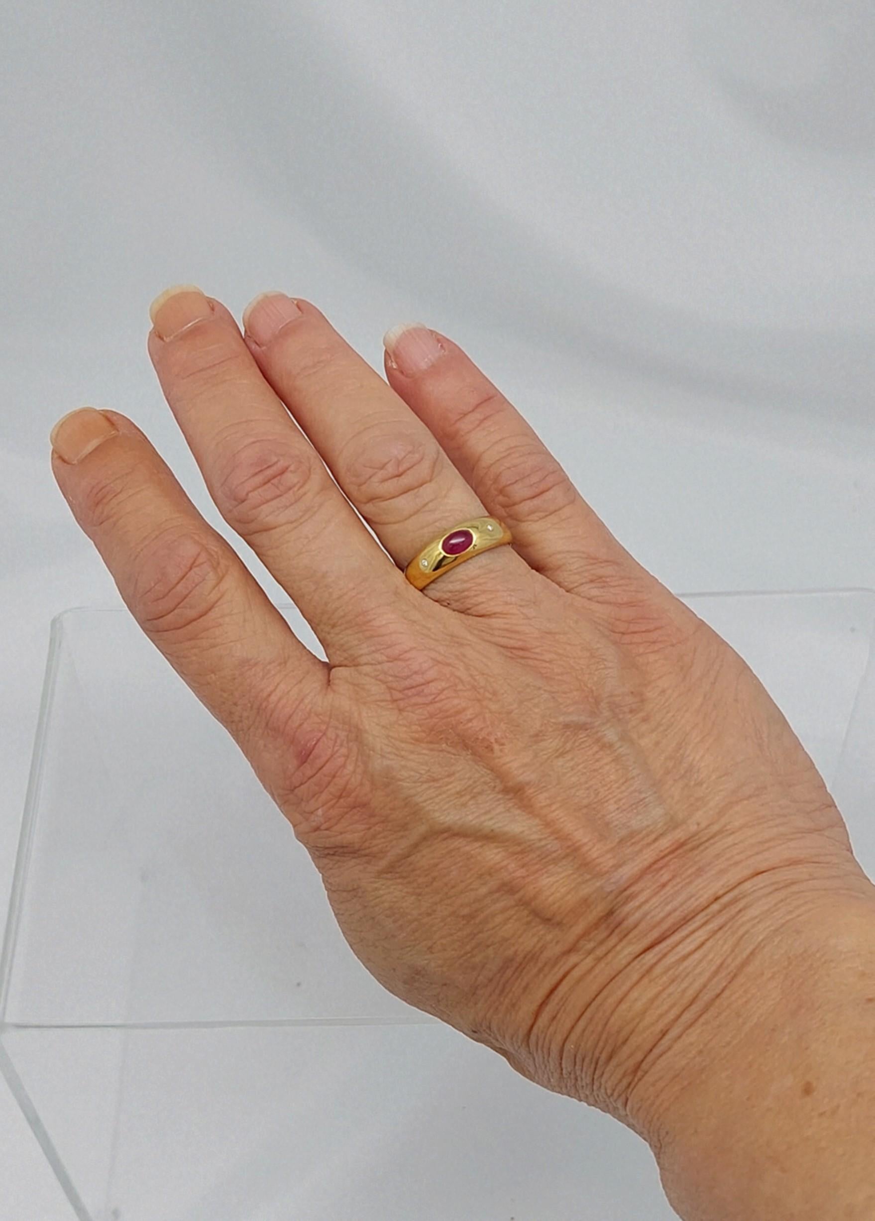 Anello con cabochon di rubino naturale e cupola di diamanti 18 carati in vendita 3