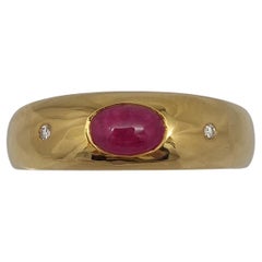 Anello con cabochon di rubino naturale e cupola di diamanti 18 carati